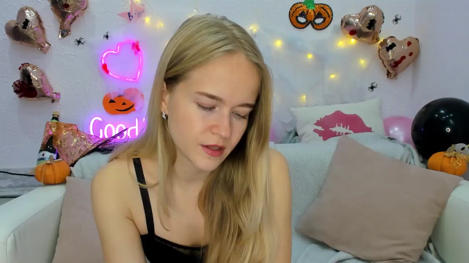 Gallery image thumbnail from Angel_Kristy's myfreecams stream on, 10/28/2024, 02:52 image 4 of 20