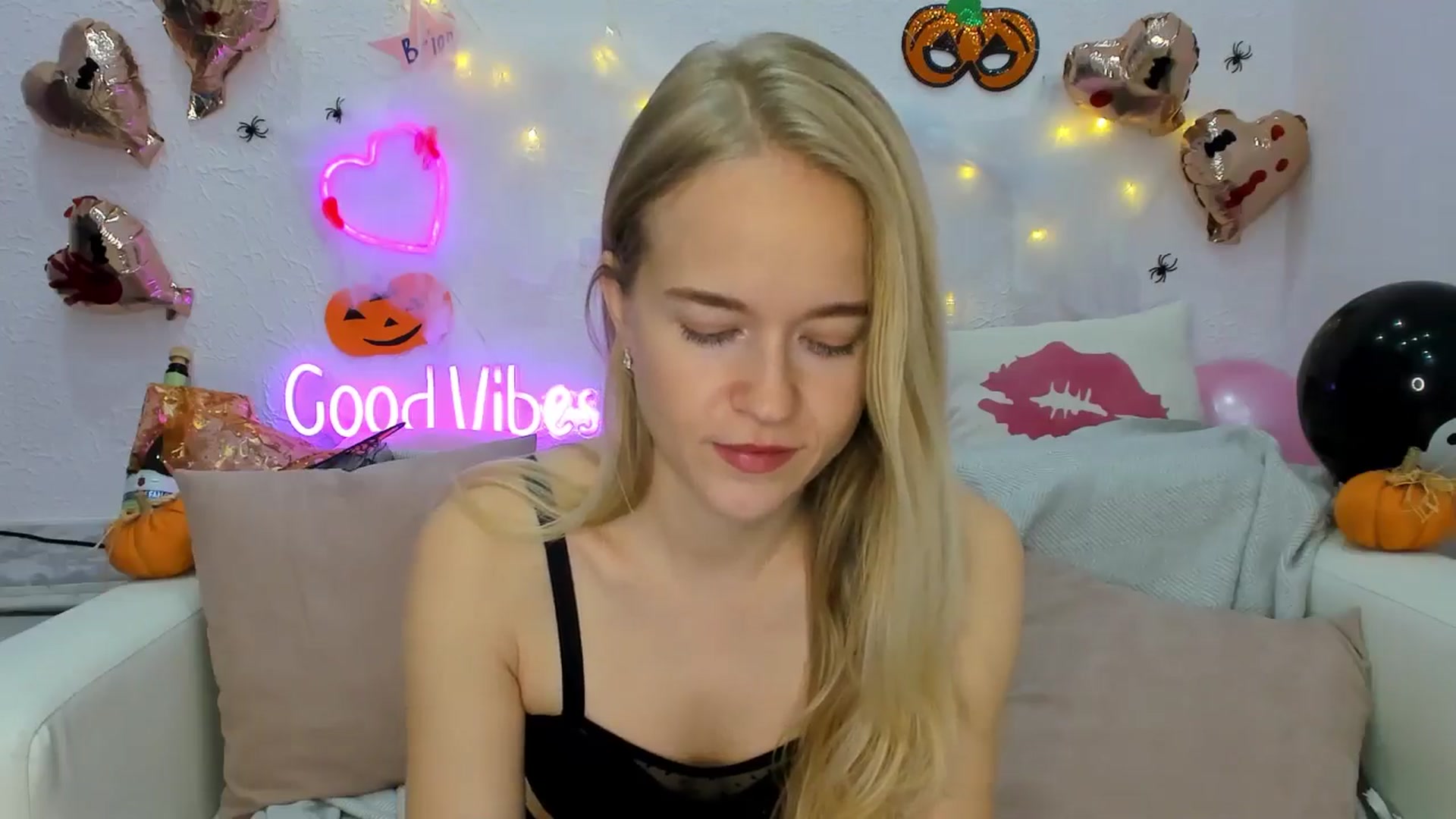 Gallery image thumbnail from Angel_Kristy's myfreecams stream on, 10/28/2024, 02:52 image 18 of 20