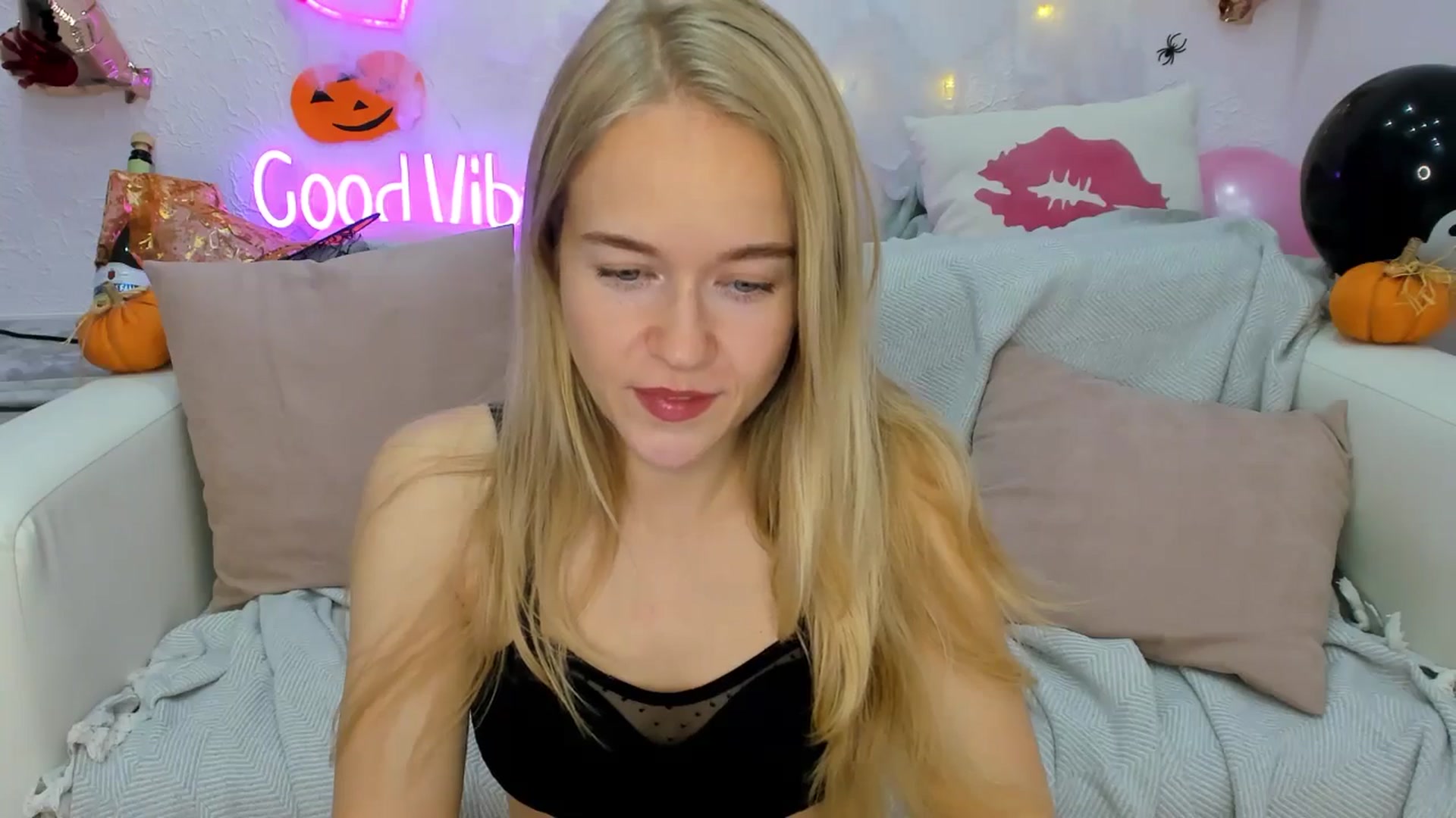 Gallery image thumbnail from Angel_Kristy's myfreecams stream on, 10/28/2024, 02:52 image 19 of 20