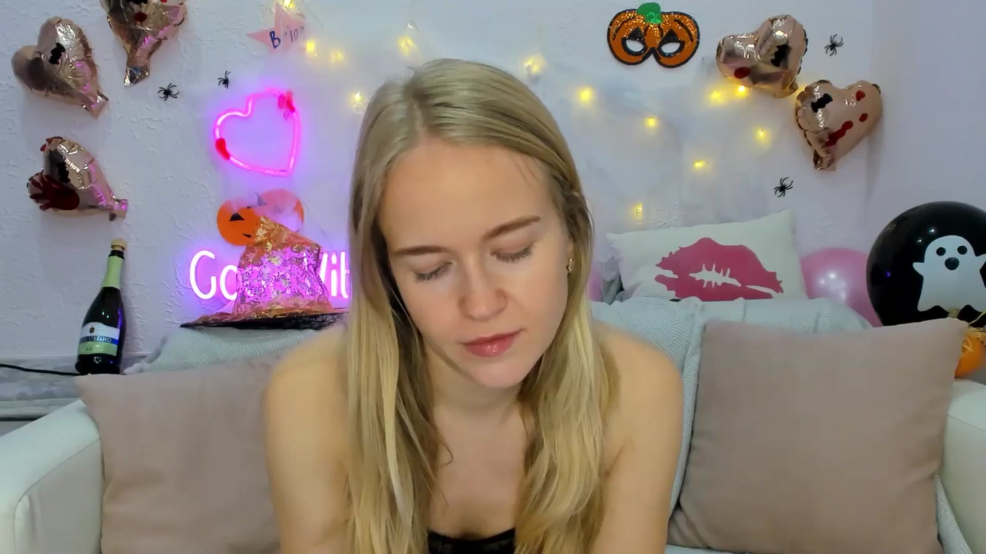 Gallery image thumbnail from Angel_Kristy's myfreecams stream on, 10/28/2024, 04:39 image 18 of 20