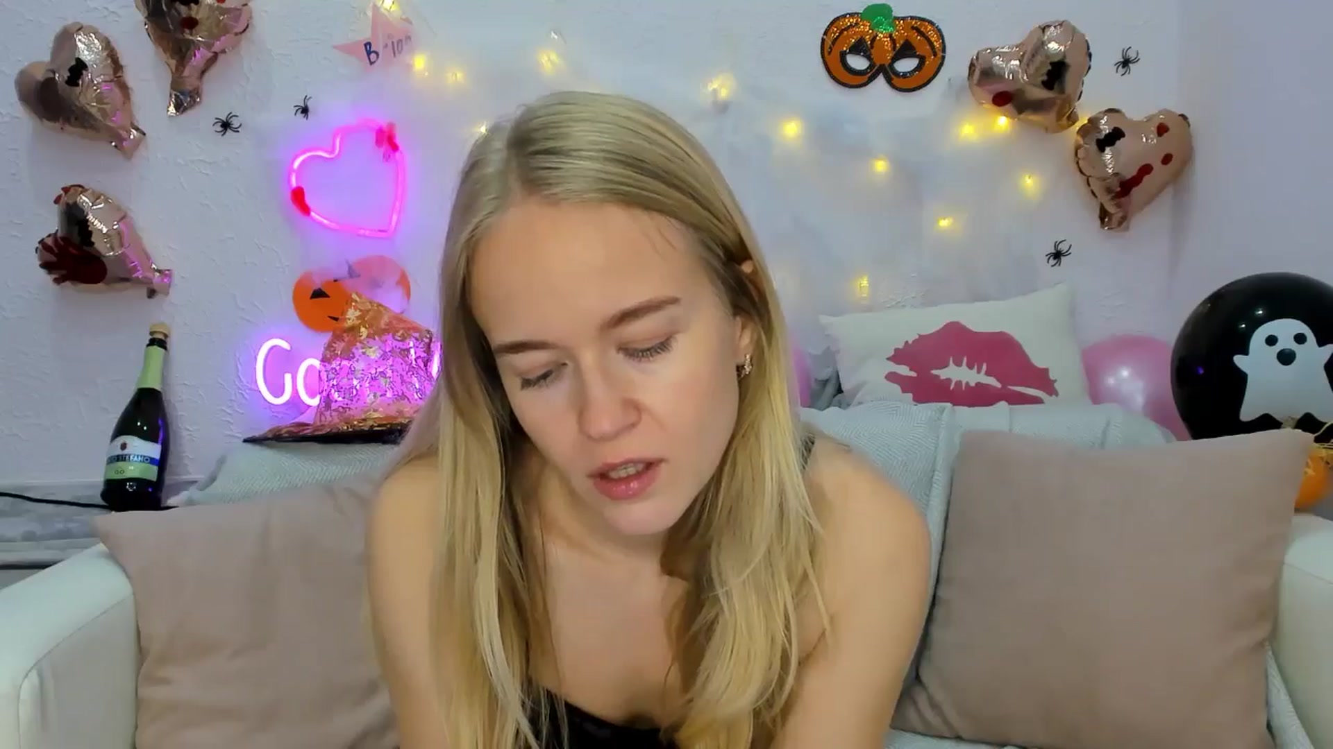 Gallery image thumbnail from Angel_Kristy's myfreecams stream on, 10/28/2024, 04:39 image 17 of 20