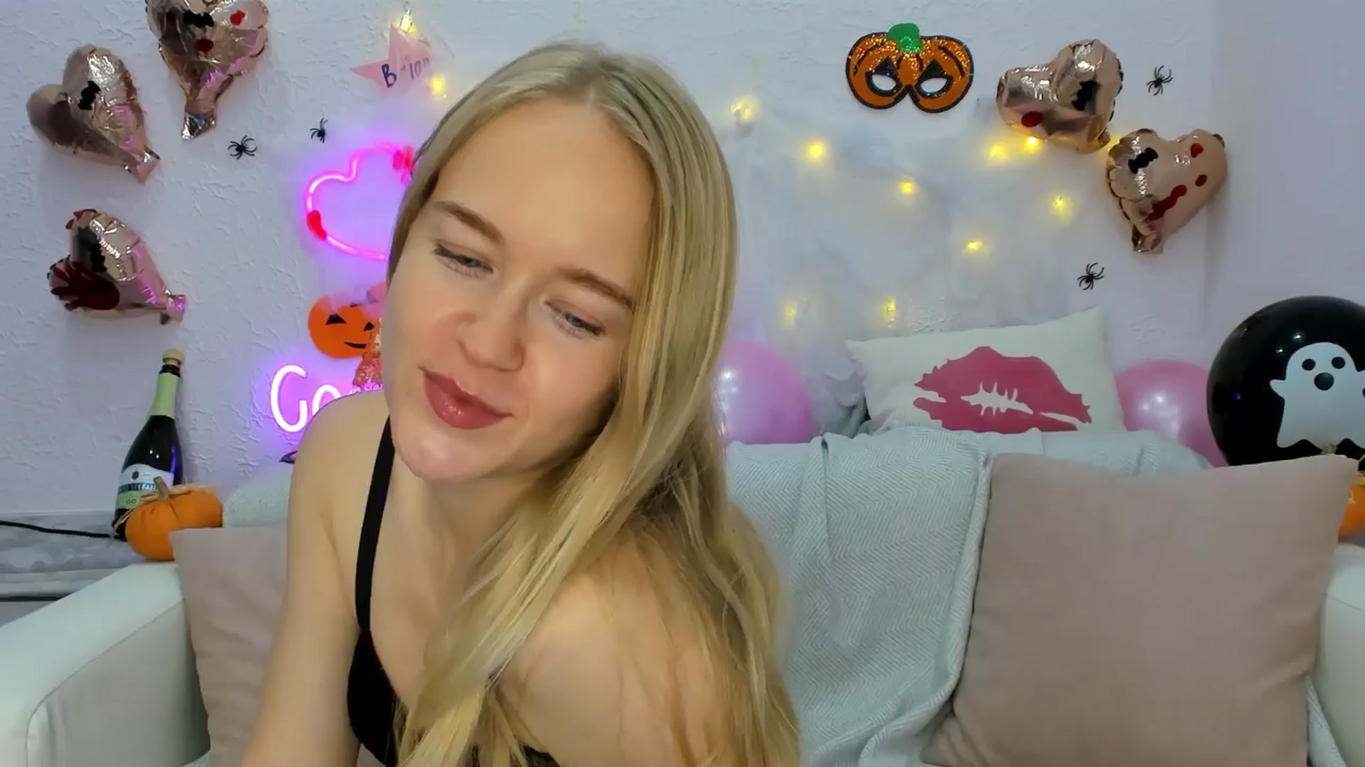 Gallery image thumbnail from Angel_Kristy's myfreecams stream on, 10/28/2024, 04:39 image 7 of 20