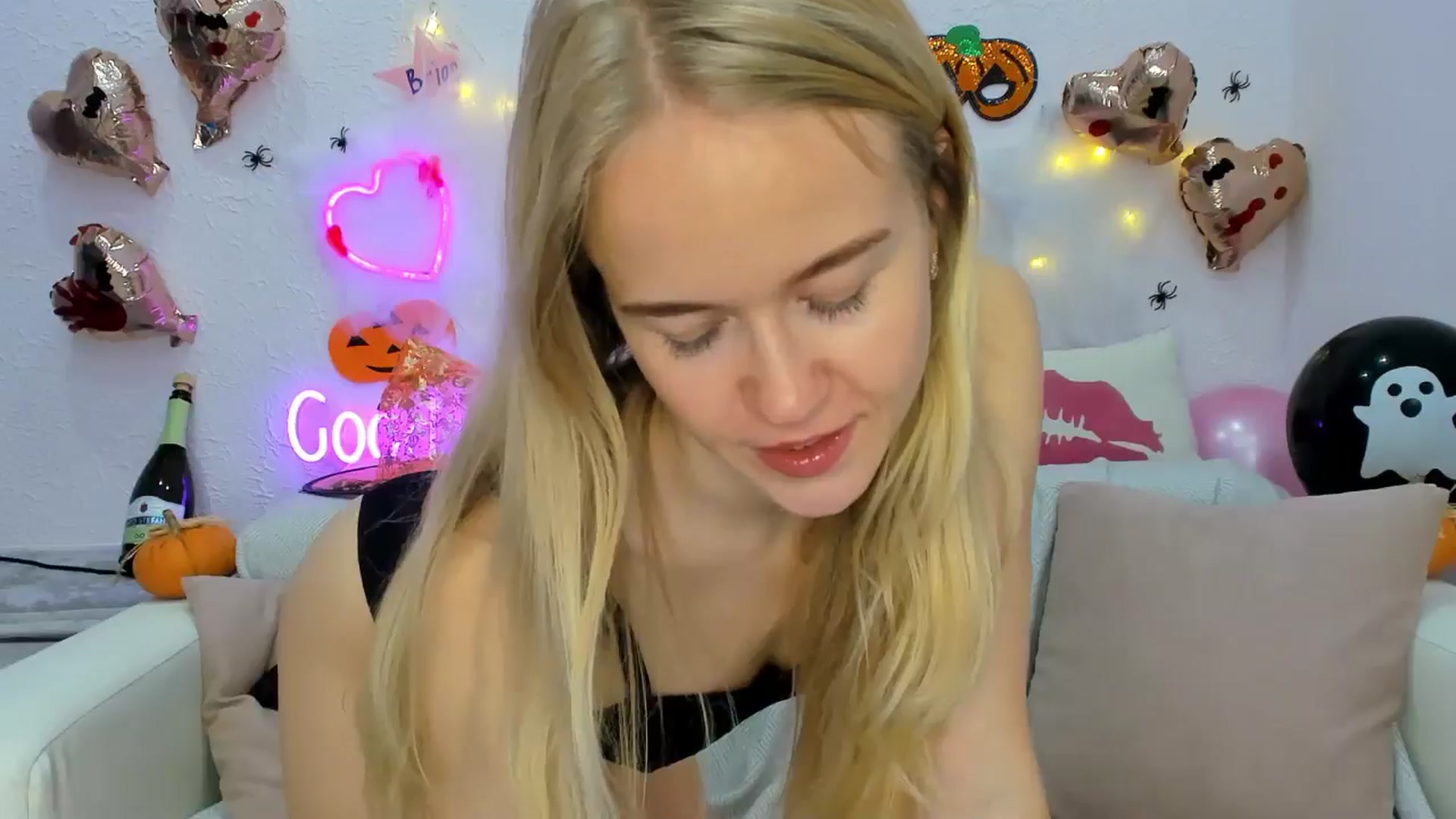 Gallery image thumbnail from Angel_Kristy's myfreecams stream on, 10/28/2024, 04:39 image 5 of 20