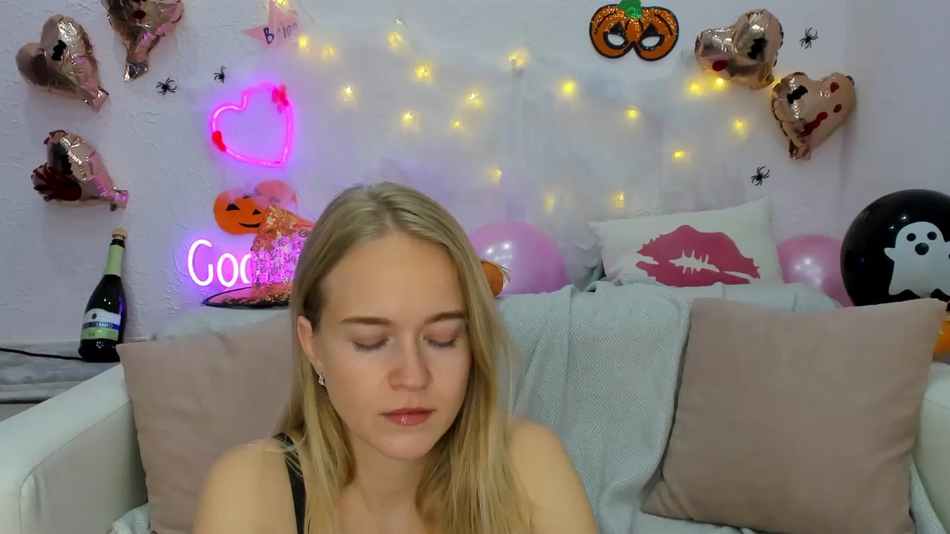 Gallery image thumbnail from Angel_Kristy's myfreecams stream on, 10/28/2024, 04:39 image 1 of 20