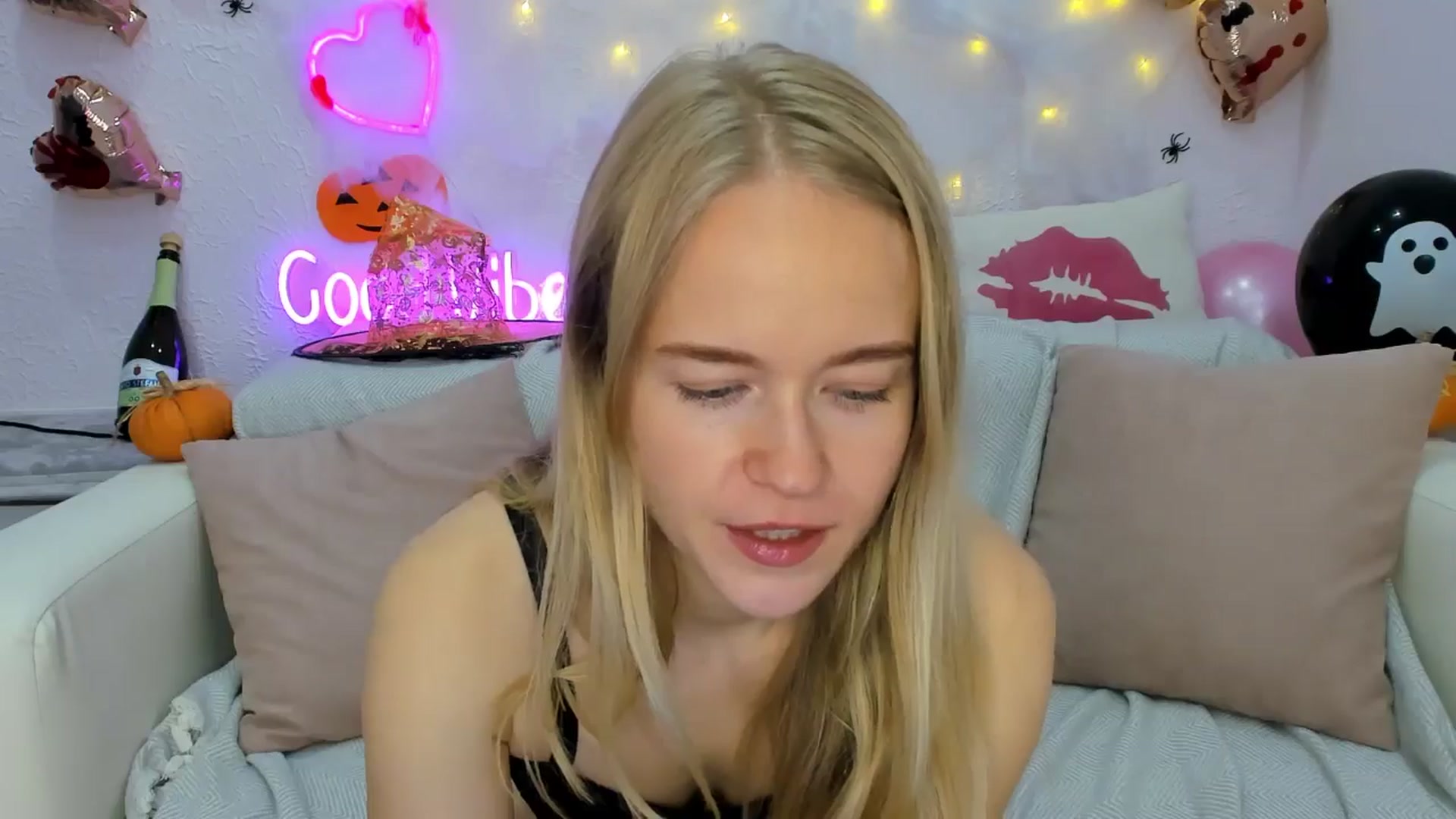 Gallery image thumbnail from Angel_Kristy's myfreecams stream on, 10/28/2024, 04:39 image 9 of 20