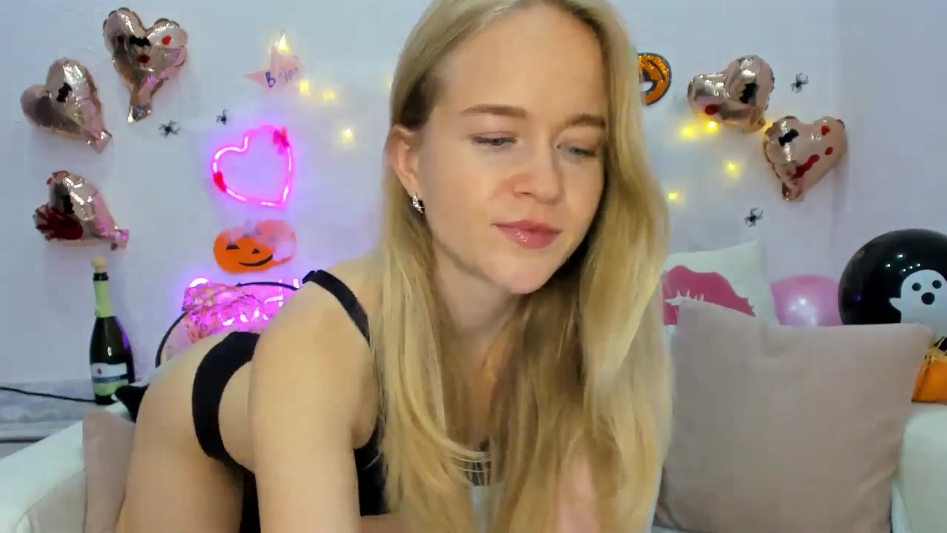 Gallery image thumbnail from Angel_Kristy's myfreecams stream on, 10/28/2024, 06:21 image 6 of 20