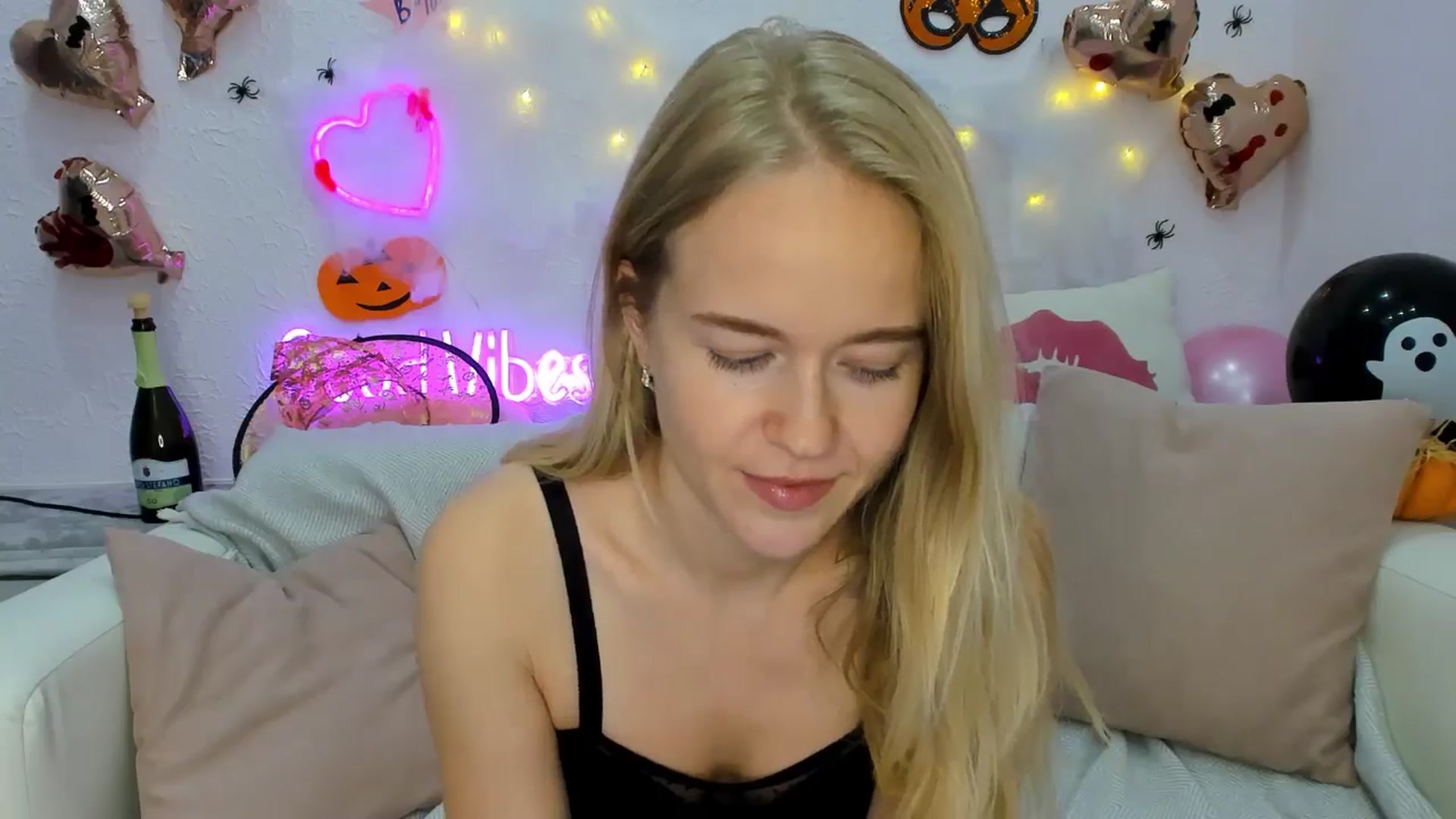 Gallery image thumbnail from Angel_Kristy's myfreecams stream on, 10/28/2024, 06:21 image 8 of 20