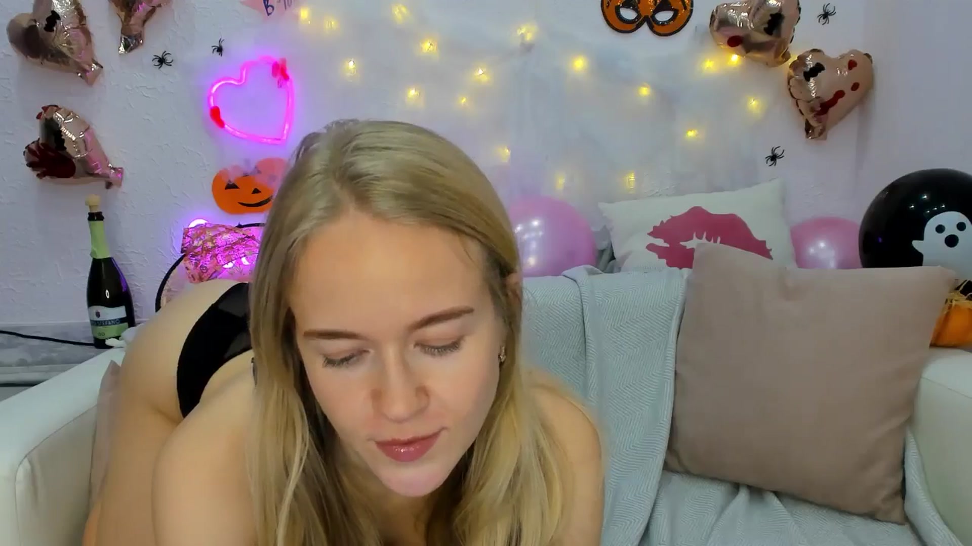 Gallery image thumbnail from Angel_Kristy's myfreecams stream on, 10/28/2024, 06:21 image 7 of 20