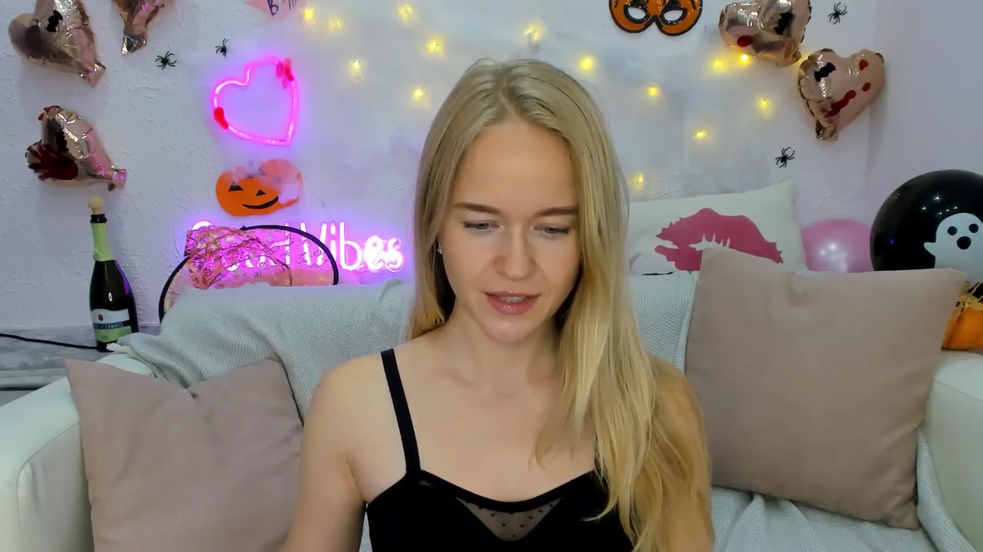 Gallery image thumbnail from Angel_Kristy's myfreecams stream on, 10/28/2024, 06:21 image 11 of 20