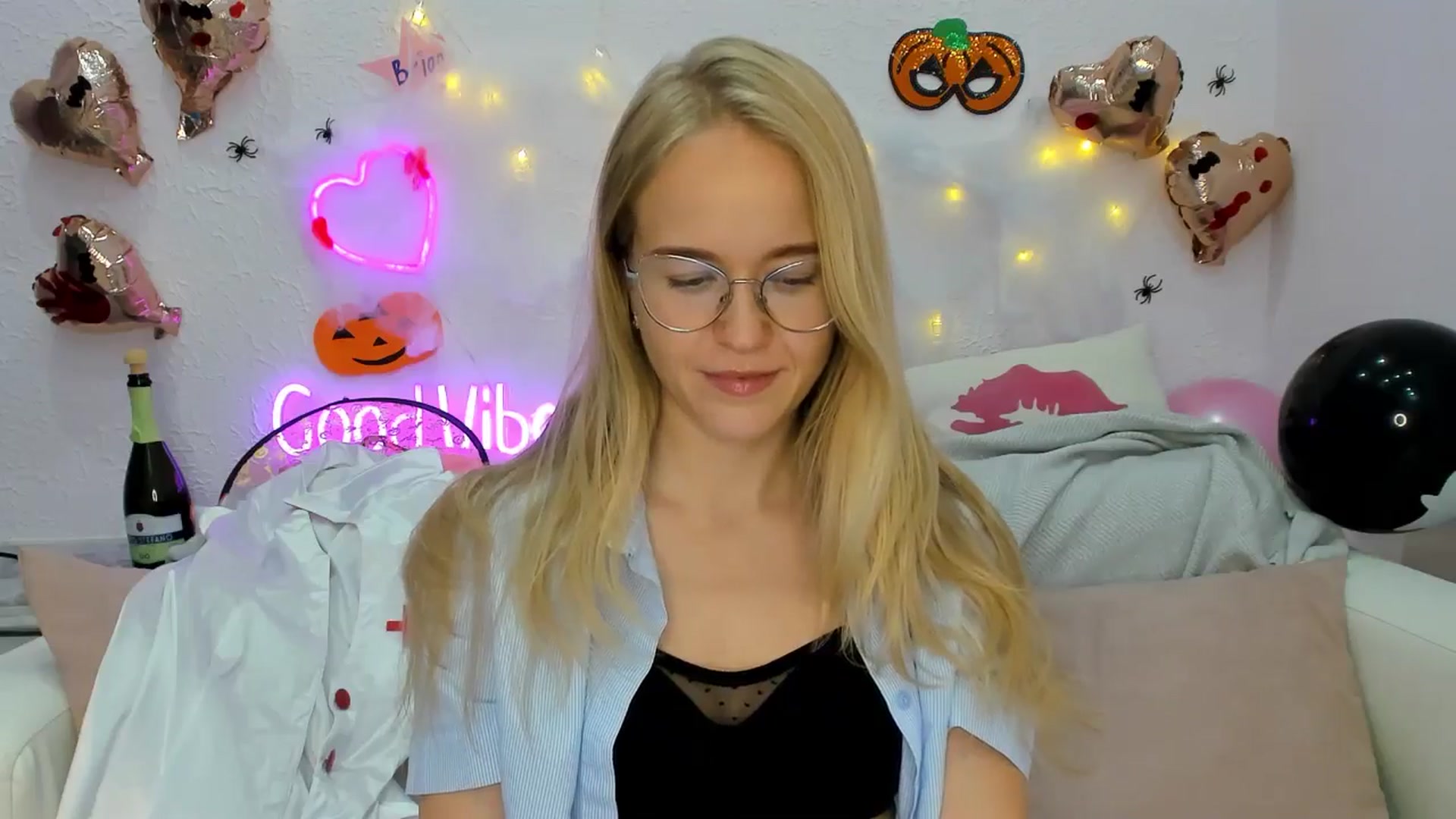 Gallery image thumbnail from Angel_Kristy's myfreecams stream on, 10/28/2024, 07:01 image 12 of 20