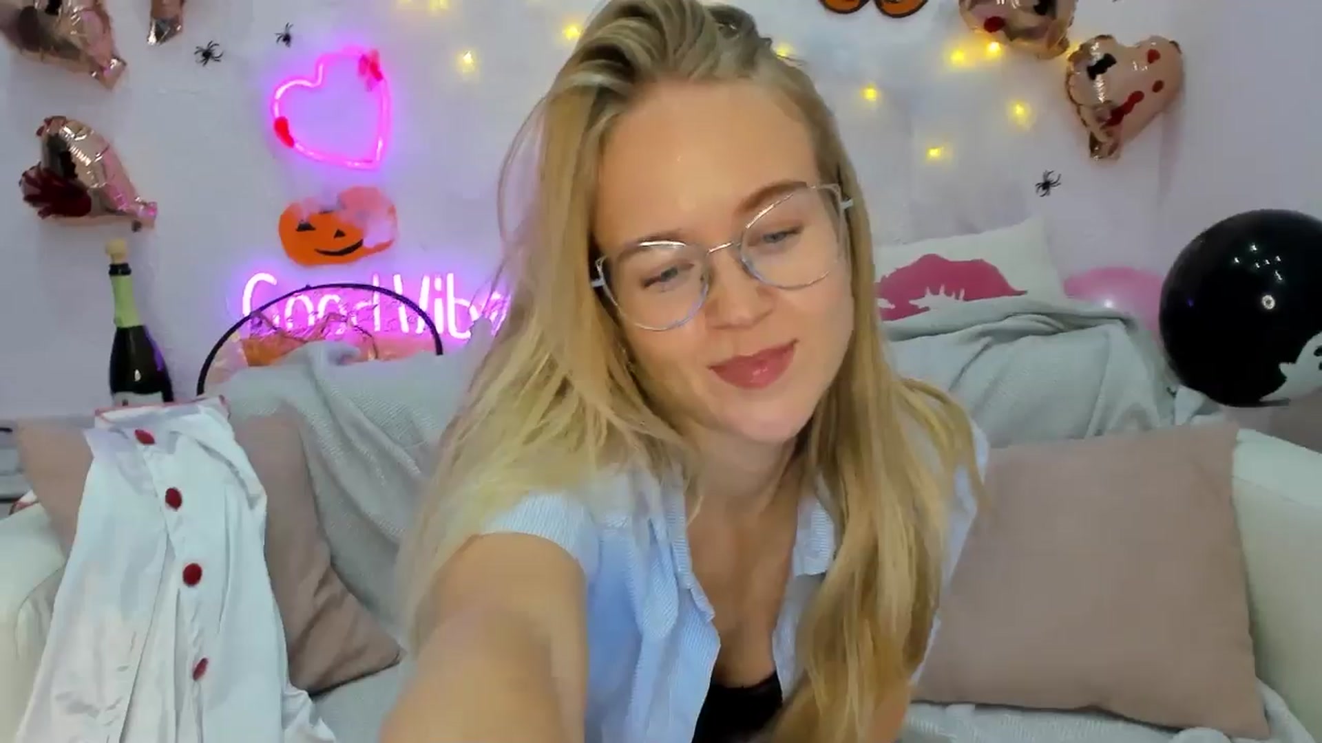 Gallery image thumbnail from Angel_Kristy's myfreecams stream on, 10/28/2024, 07:01 image 6 of 20