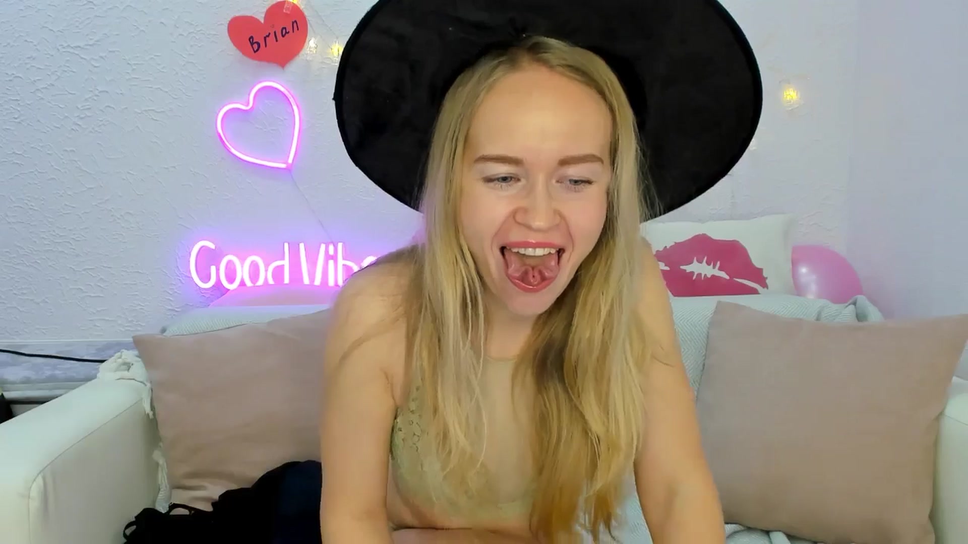 Gallery image thumbnail from Angel_Kristy's myfreecams stream on, 11/06/2024, 10:19 image 6 of 20