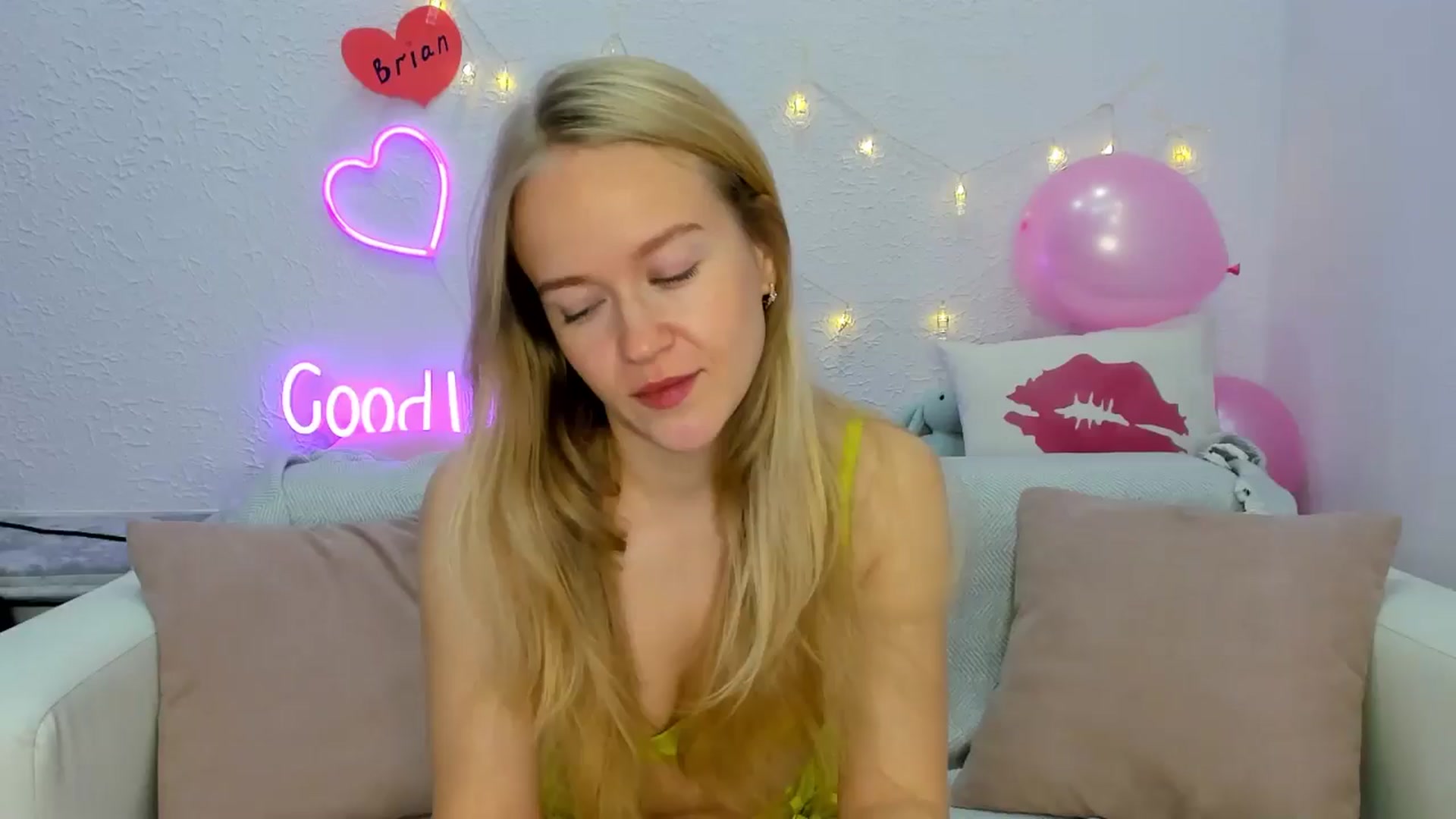 Gallery image thumbnail from Angel_Kristy's myfreecams stream on, 11/07/2024, 01:38 image 8 of 20