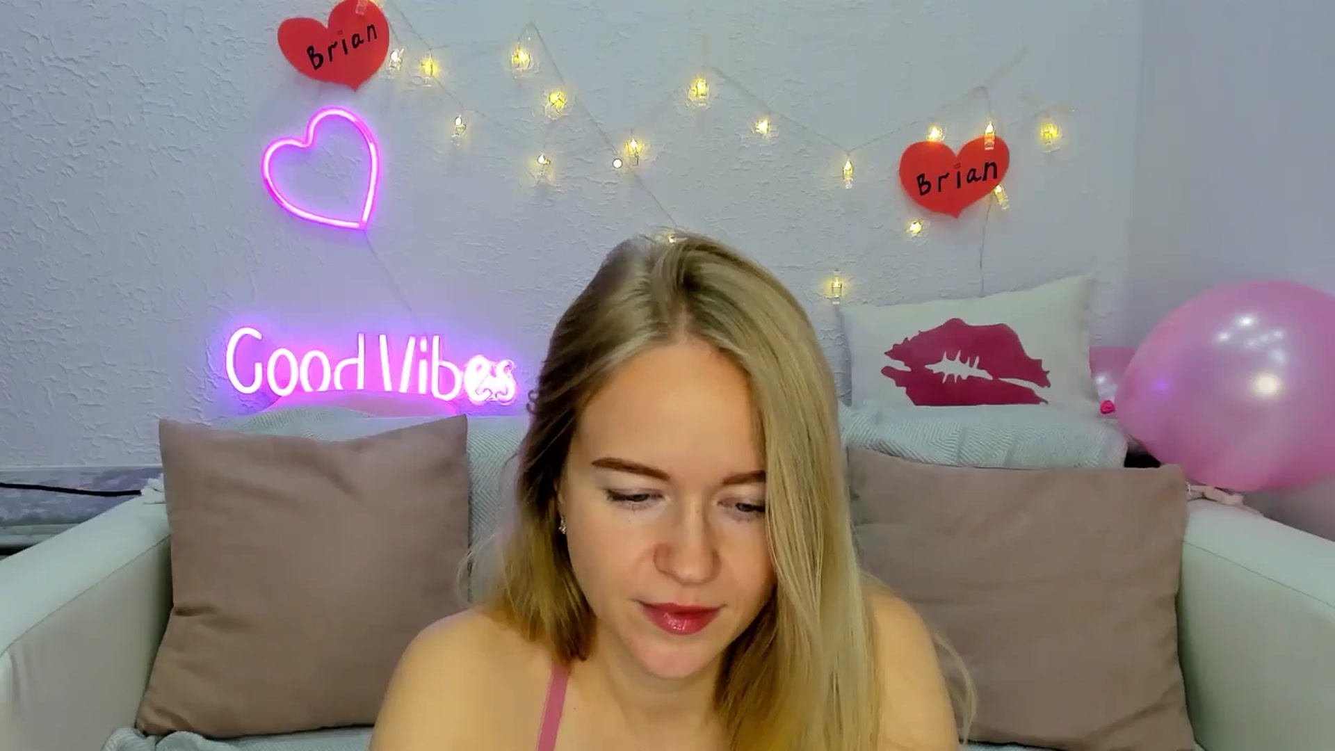 Gallery image thumbnail from Angel_Kristy's myfreecams stream on, 11/11/2024, 02:53 image 18 of 20