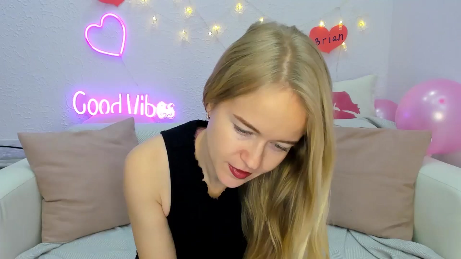 Gallery image thumbnail from Angel_Kristy's myfreecams stream on, 11/11/2024, 03:53 image 18 of 20