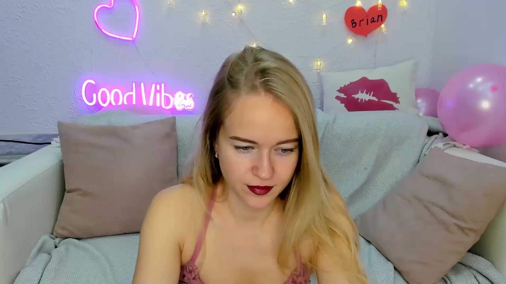 Gallery image thumbnail from Angel_Kristy's myfreecams stream on, 11/11/2024, 03:53 image 4 of 20