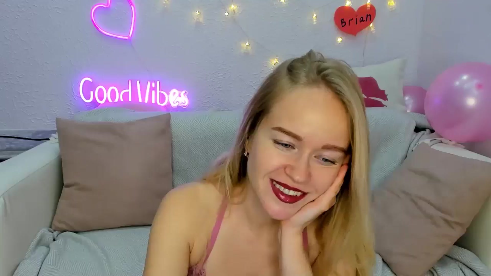 Gallery image thumbnail from Angel_Kristy's myfreecams stream on, 11/11/2024, 03:53 image 2 of 20