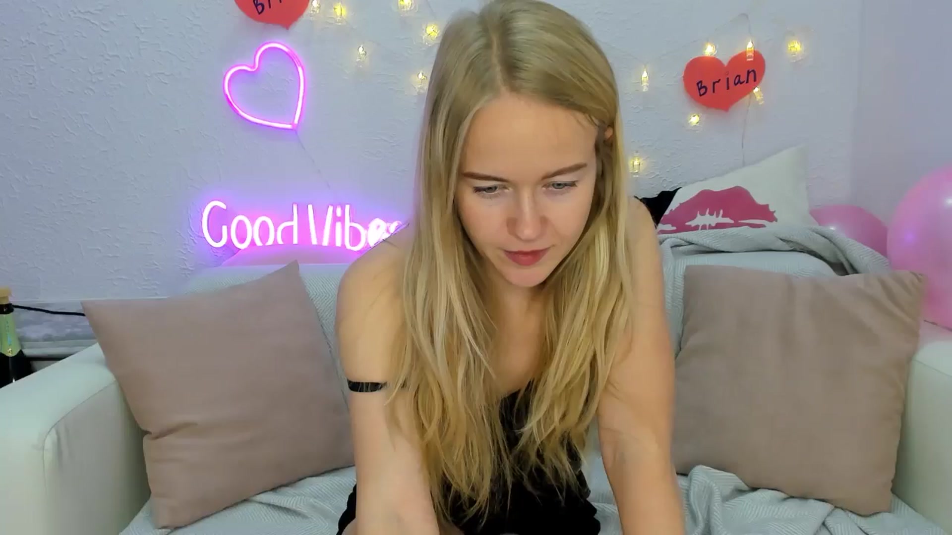 Gallery image thumbnail from Angel_Kristy's myfreecams stream on, 11/11/2024, 06:57 image 5 of 20