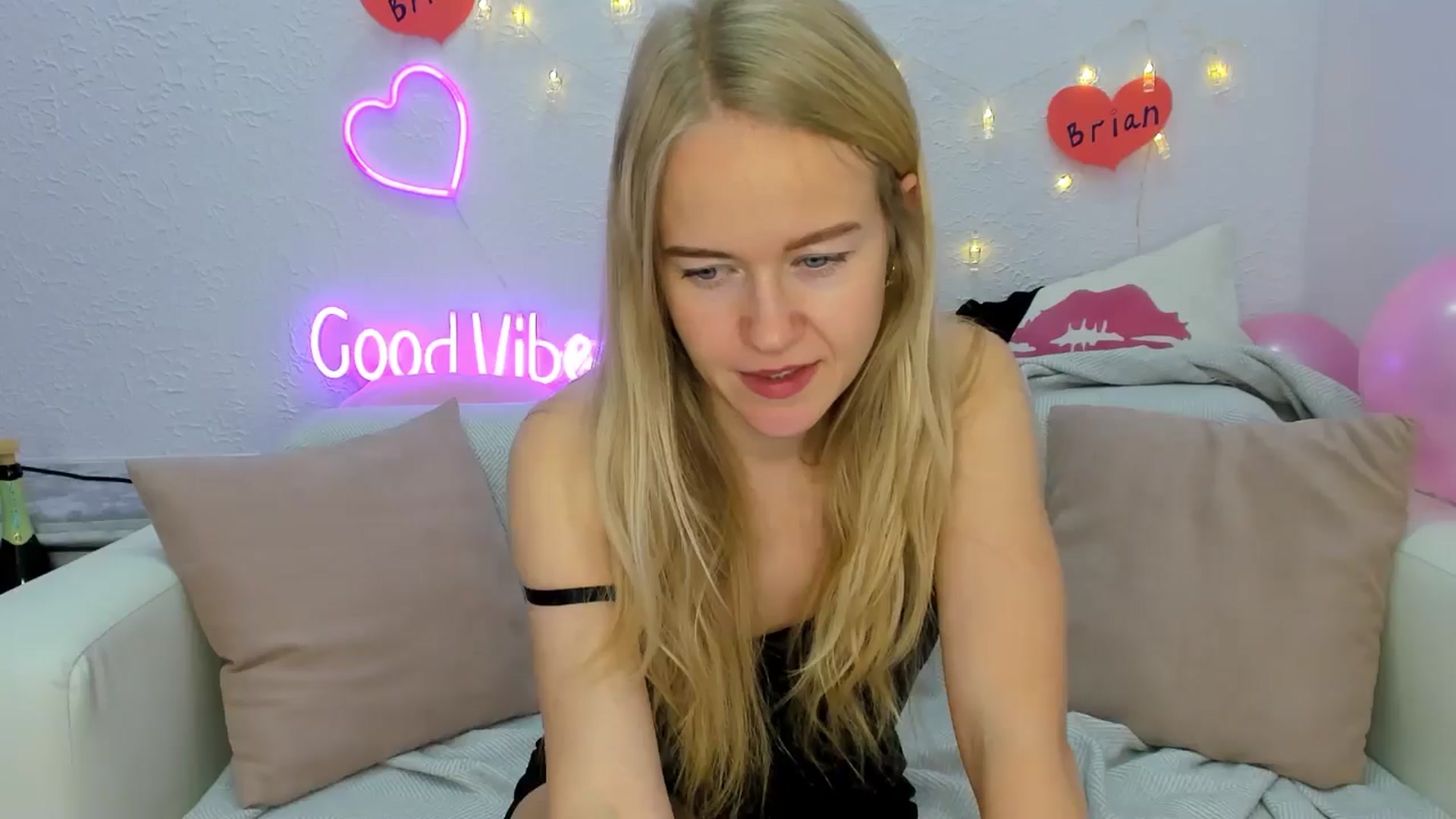 Gallery image thumbnail from Angel_Kristy's myfreecams stream on, 11/11/2024, 06:57 image 9 of 20