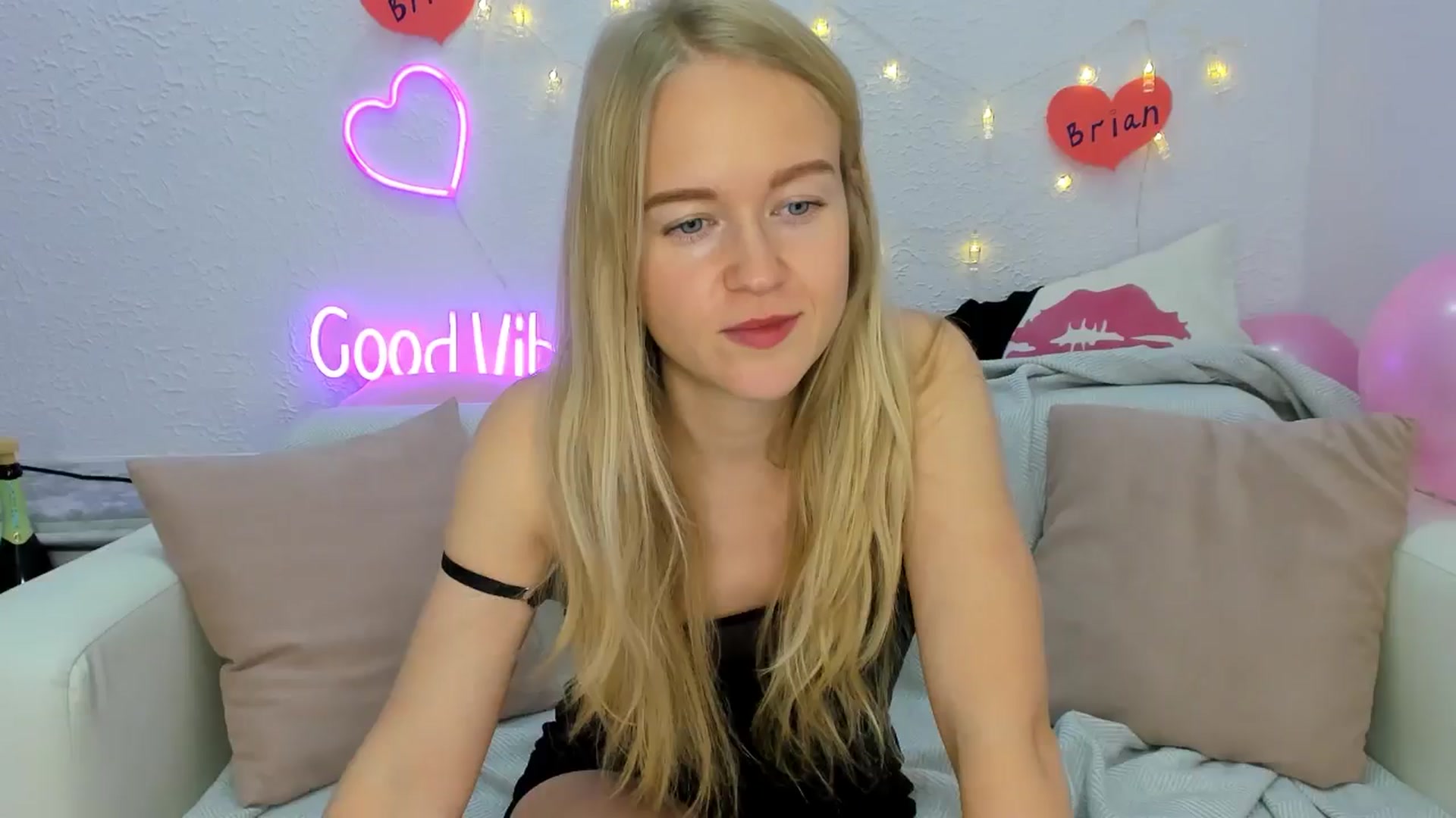 Gallery image thumbnail from Angel_Kristy's myfreecams stream on, 11/11/2024, 06:57 image 8 of 20