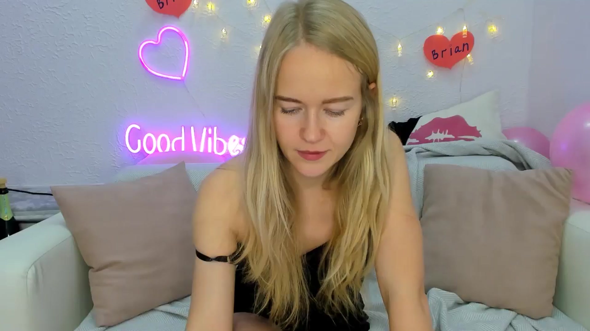Gallery image thumbnail from Angel_Kristy's myfreecams stream on, 11/11/2024, 06:57 image 7 of 20