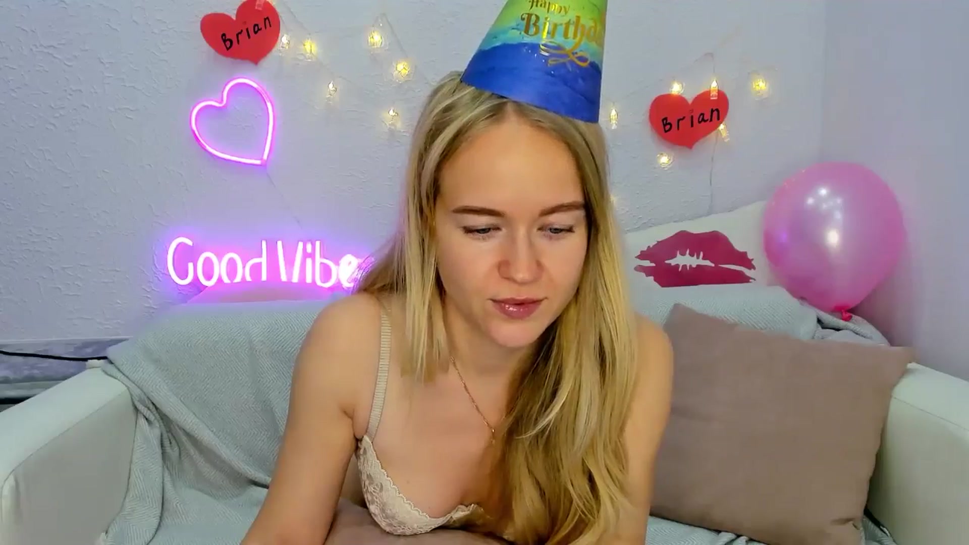 Gallery image thumbnail from Angel_Kristy's myfreecams stream on, 11/12/2024, 05:53 image 17 of 20