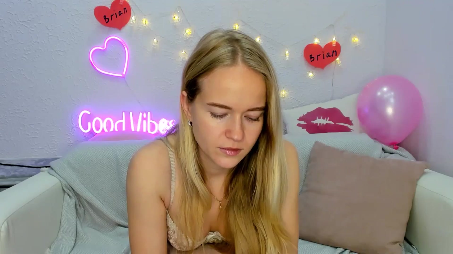 Gallery image thumbnail from Angel_Kristy's myfreecams stream on, 11/12/2024, 05:53 image 18 of 20