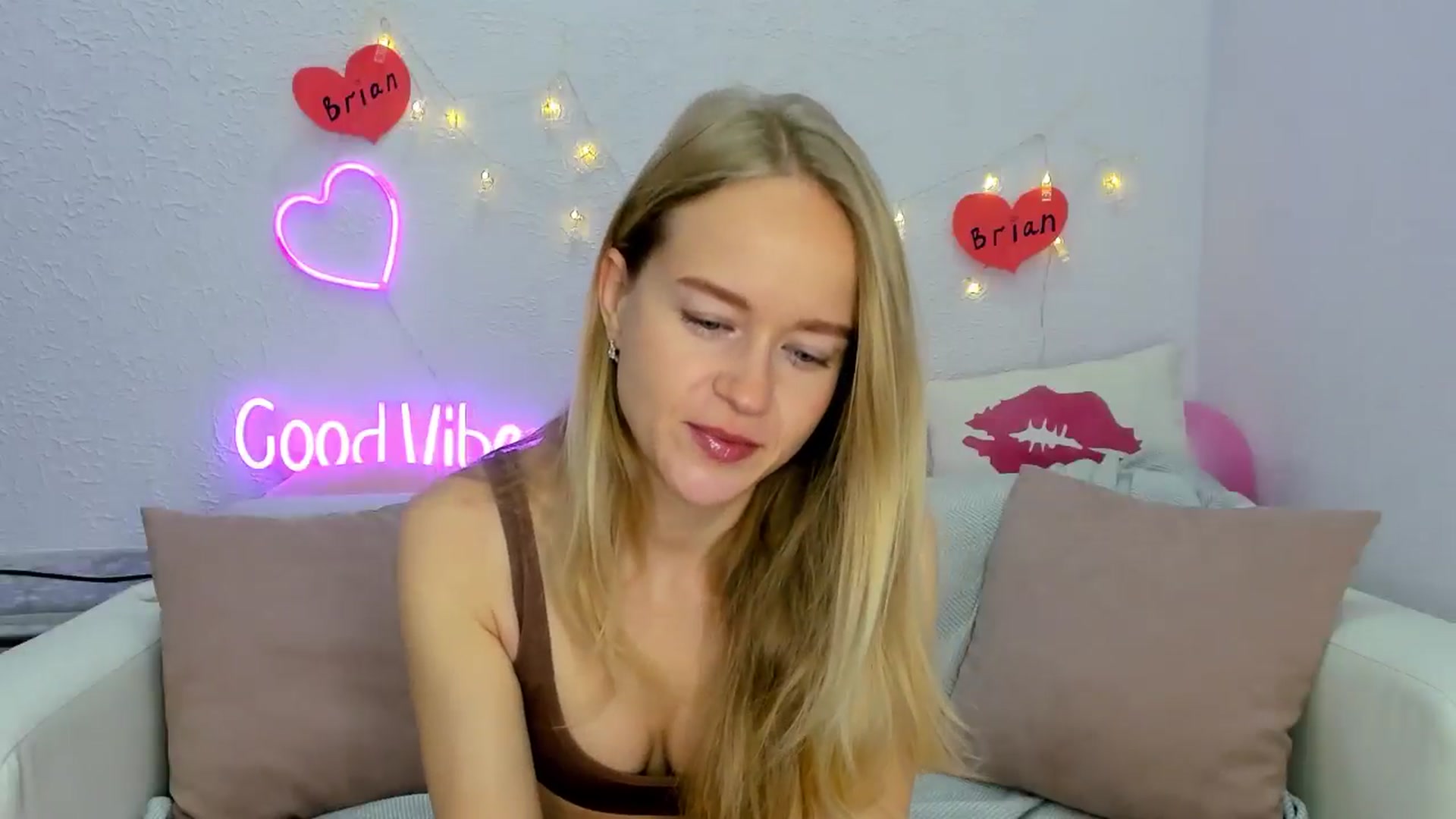 Gallery image thumbnail from Angel_Kristy's myfreecams stream on, 11/17/2024, 01:31 image 4 of 20
