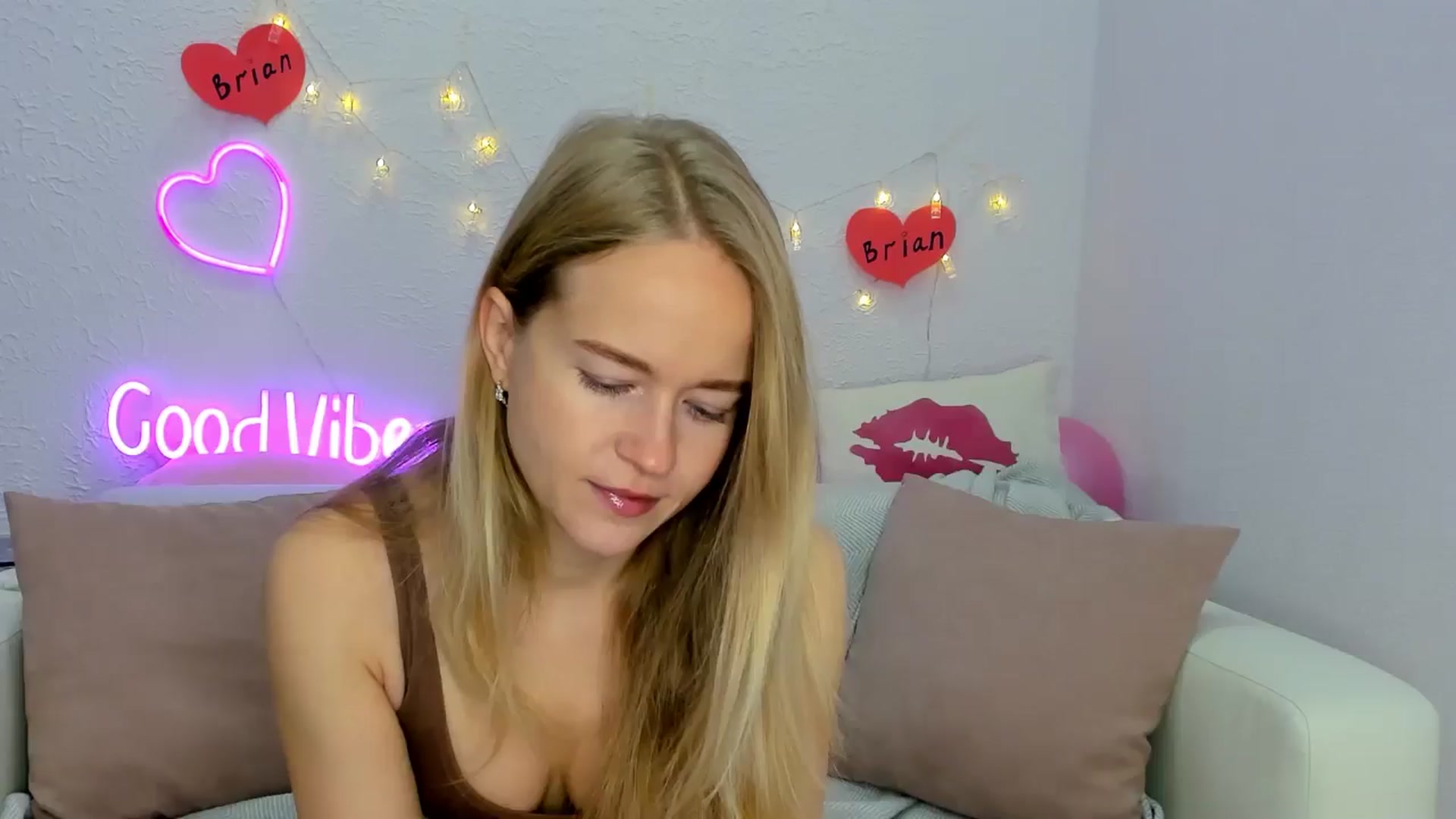 Gallery image thumbnail from Angel_Kristy's myfreecams stream on, 11/17/2024, 01:31 image 1 of 20