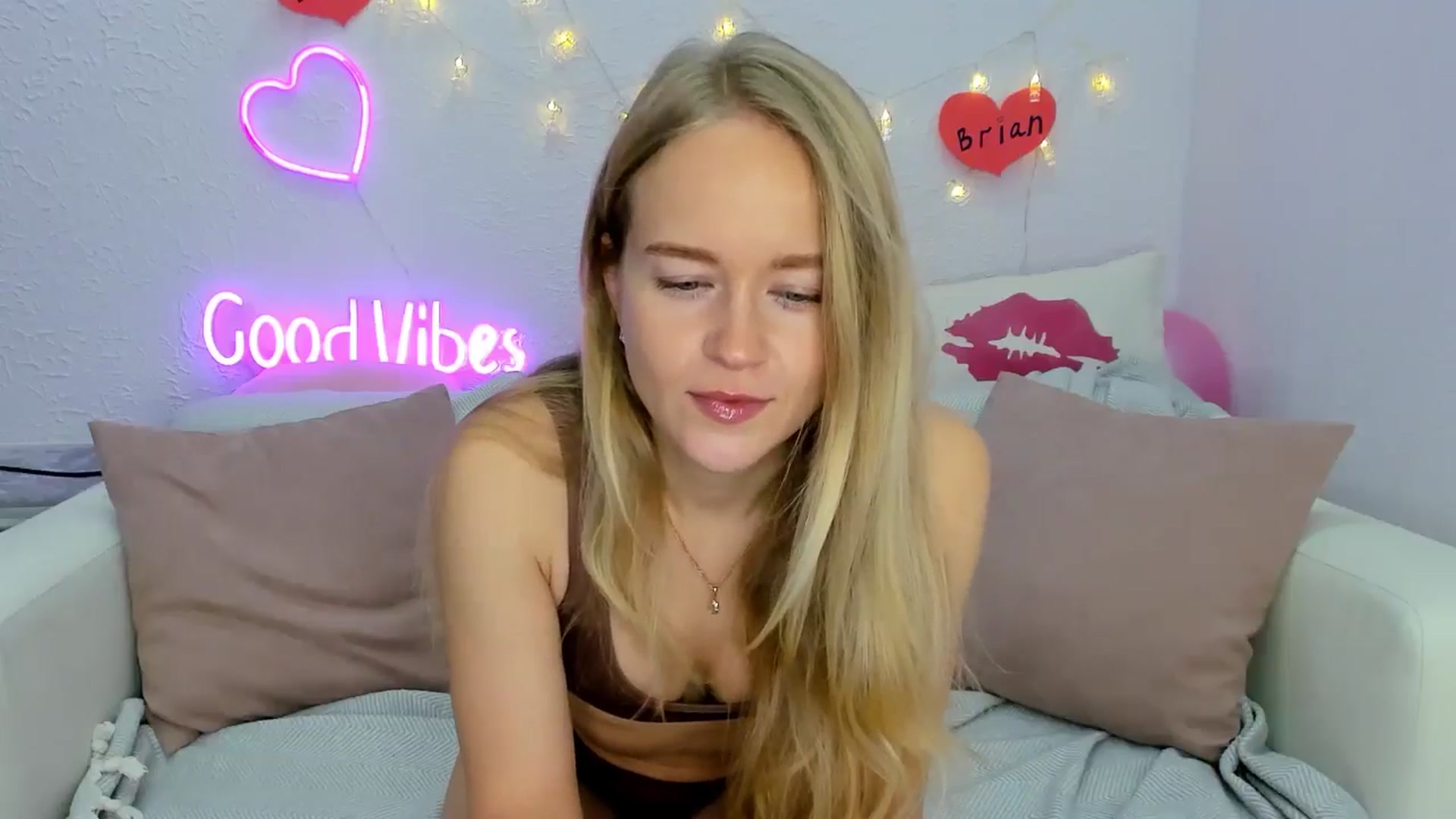 Gallery image thumbnail from Angel_Kristy's myfreecams stream on, 11/17/2024, 01:31 image 15 of 20