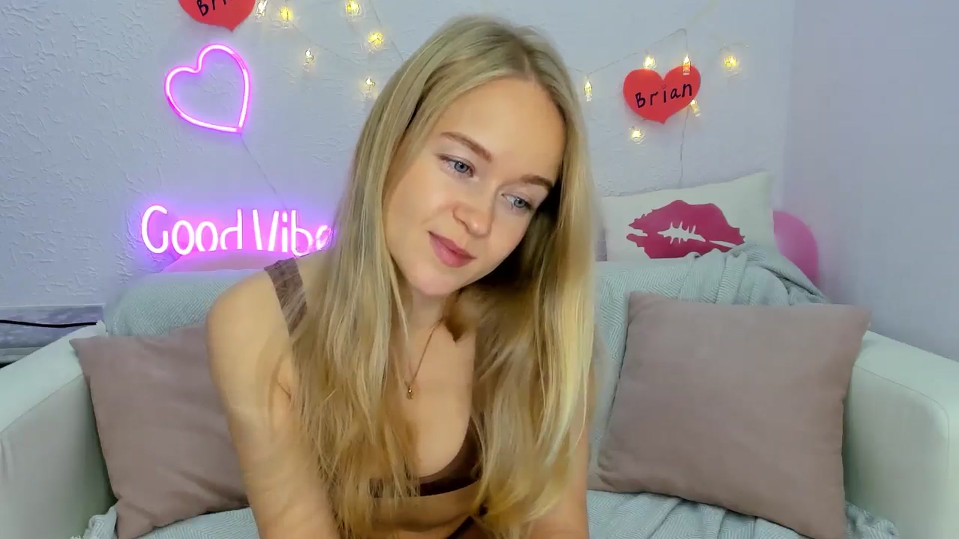 Gallery image thumbnail from Angel_Kristy's myfreecams stream on, 11/17/2024, 02:13 image 17 of 20