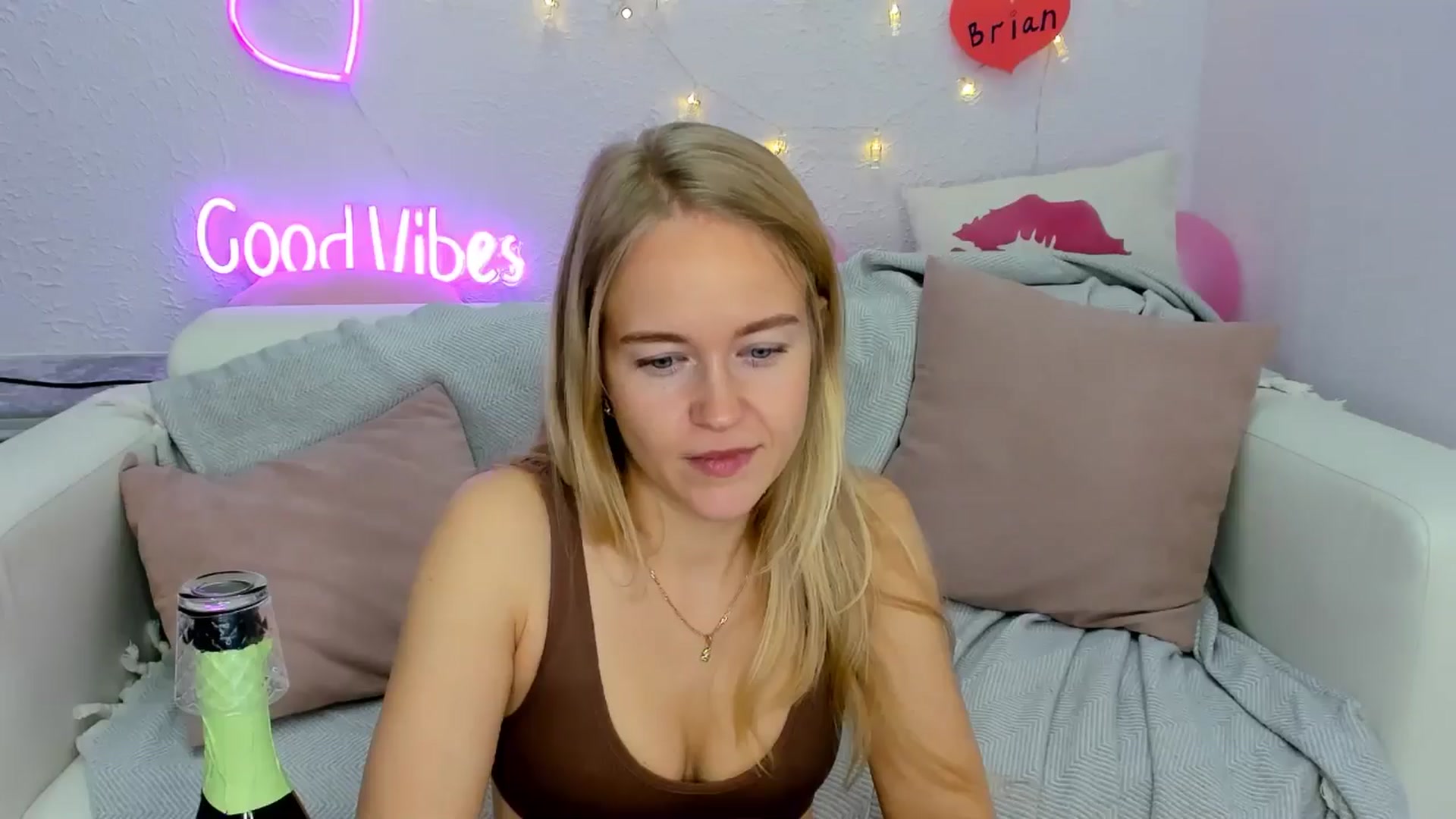Gallery image thumbnail from Angel_Kristy's myfreecams stream on, 11/17/2024, 05:18 image 4 of 20