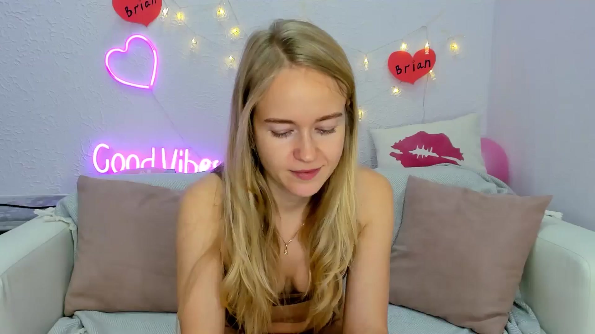 Gallery image thumbnail from Angel_Kristy's myfreecams stream on, 11/17/2024, 06:22 image 10 of 20