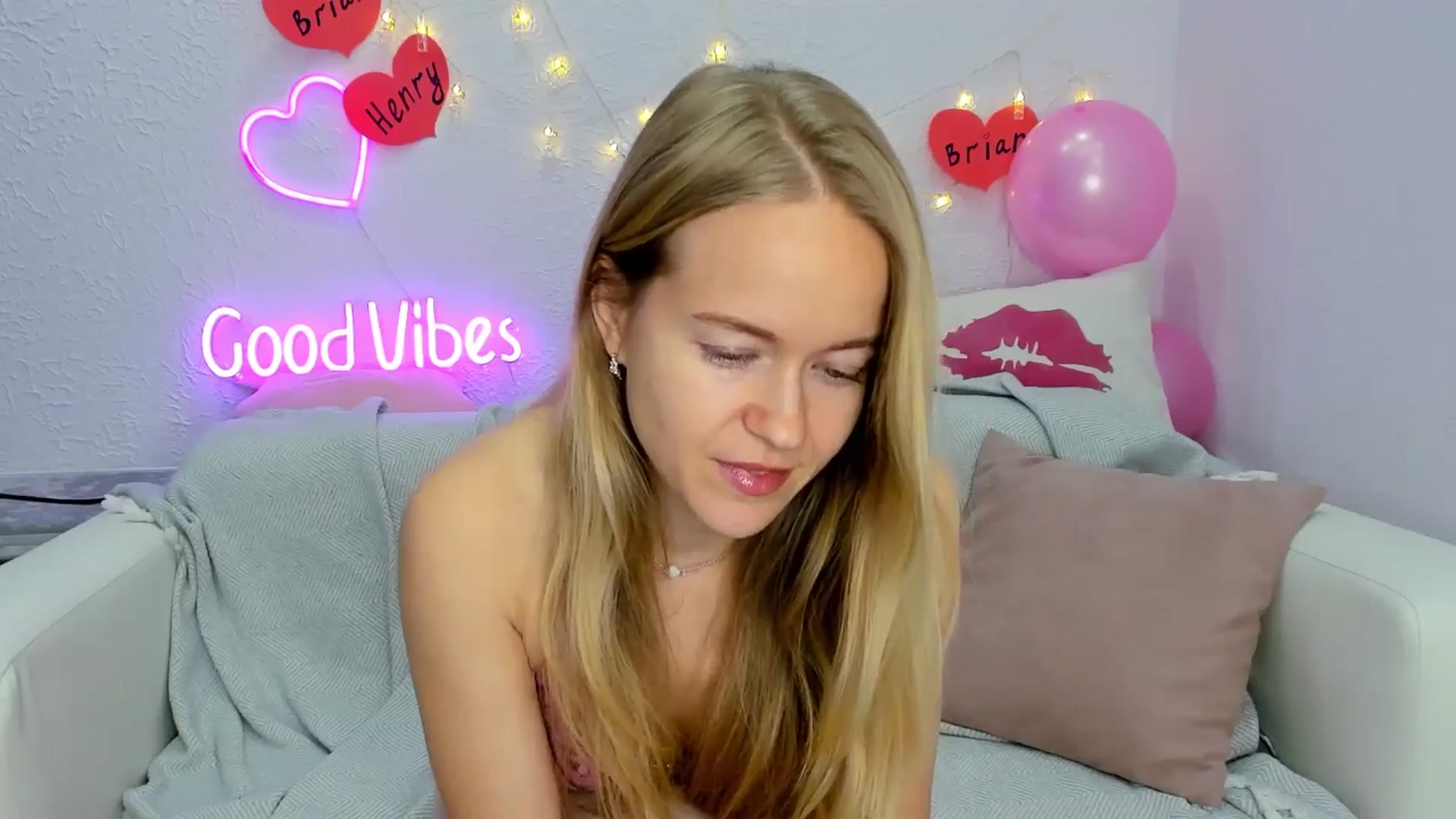 Gallery image thumbnail from Angel_Kristy's myfreecams stream on, 11/25/2024, 03:19 image 17 of 20