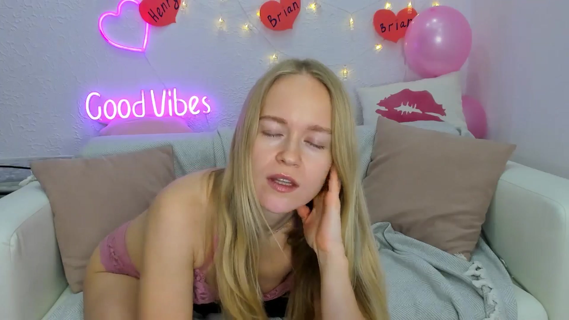 Gallery image thumbnail from Angel_Kristy's myfreecams stream on, 11/25/2024, 06:03 image 9 of 20