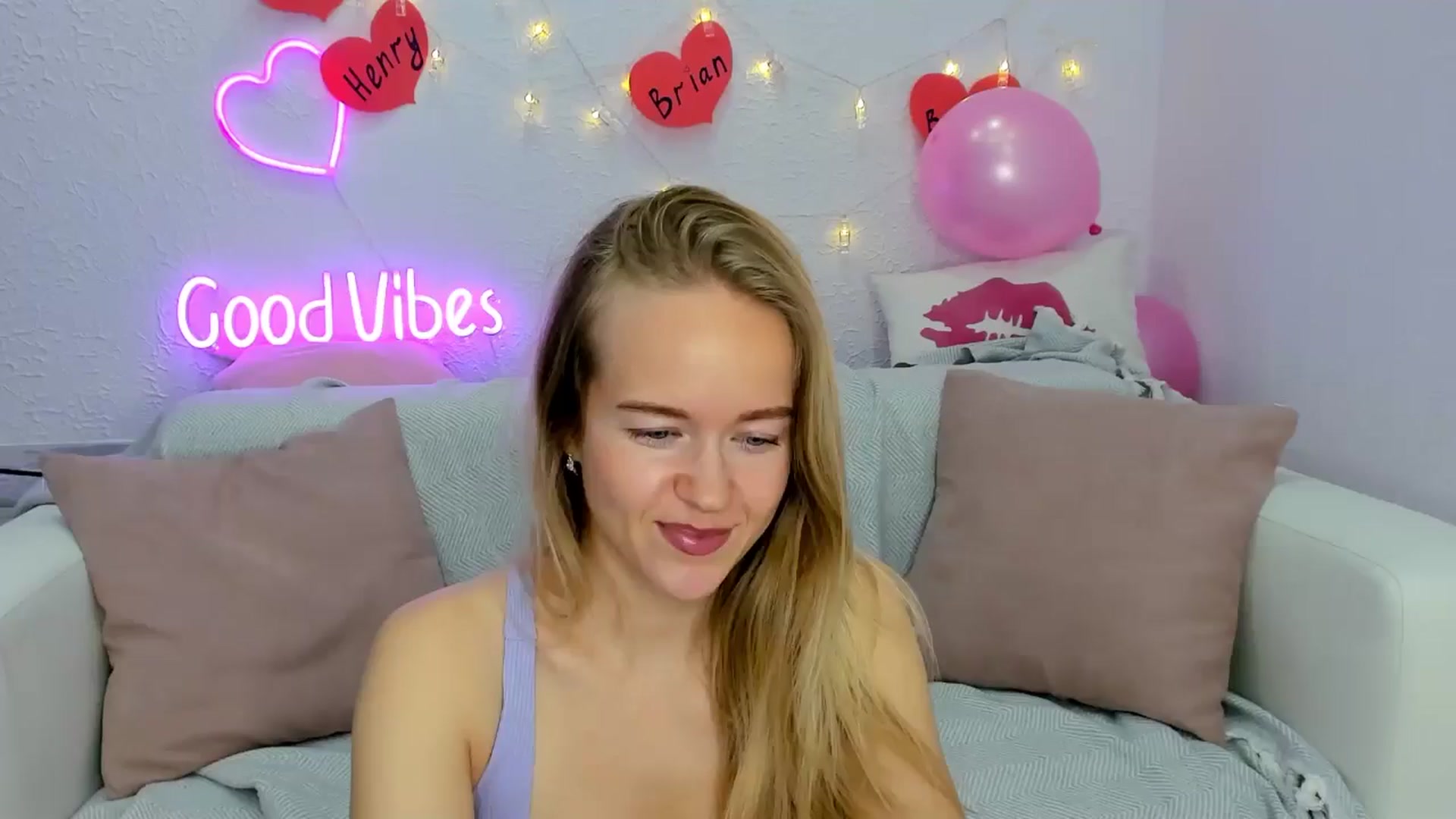 Gallery image thumbnail from Angel_Kristy's myfreecams stream on, 11/26/2024, 02:50 image 17 of 20