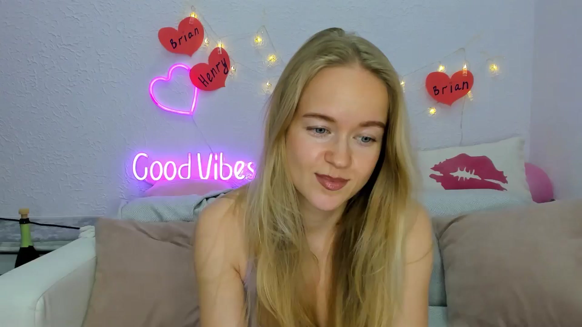 Gallery image thumbnail from Angel_Kristy's myfreecams stream on, 11/26/2024, 04:32 image 1 of 20