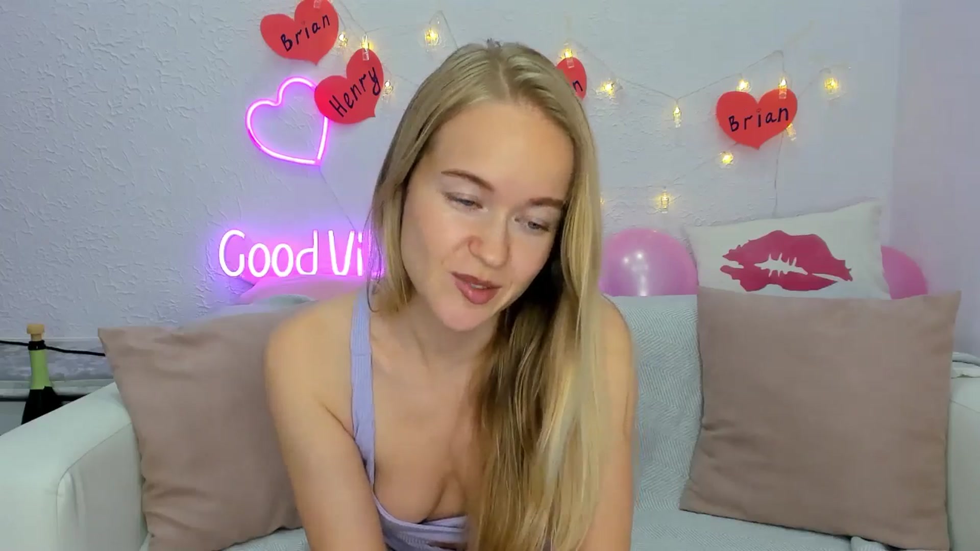 Gallery image thumbnail from Angel_Kristy's myfreecams stream on, 11/26/2024, 06:08 image 4 of 20