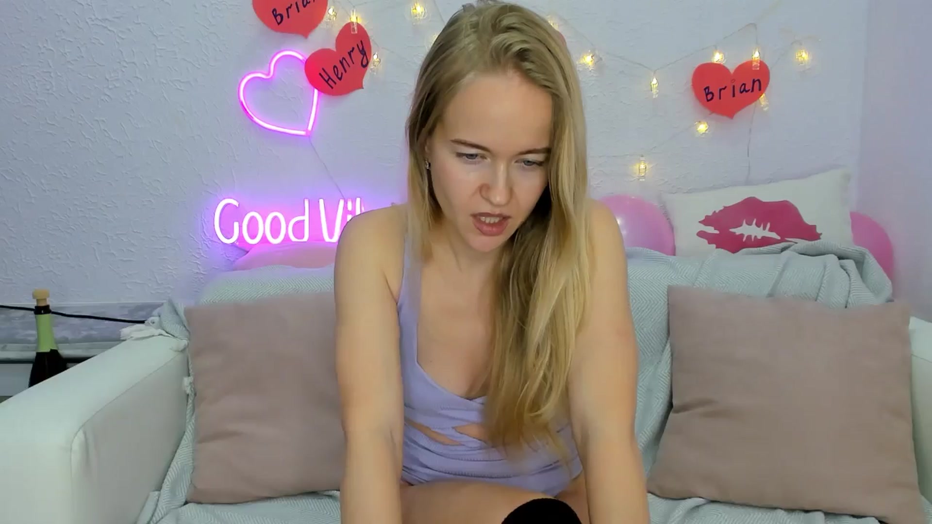 Gallery image thumbnail from Angel_Kristy's myfreecams stream on, 11/26/2024, 06:51 image 18 of 20
