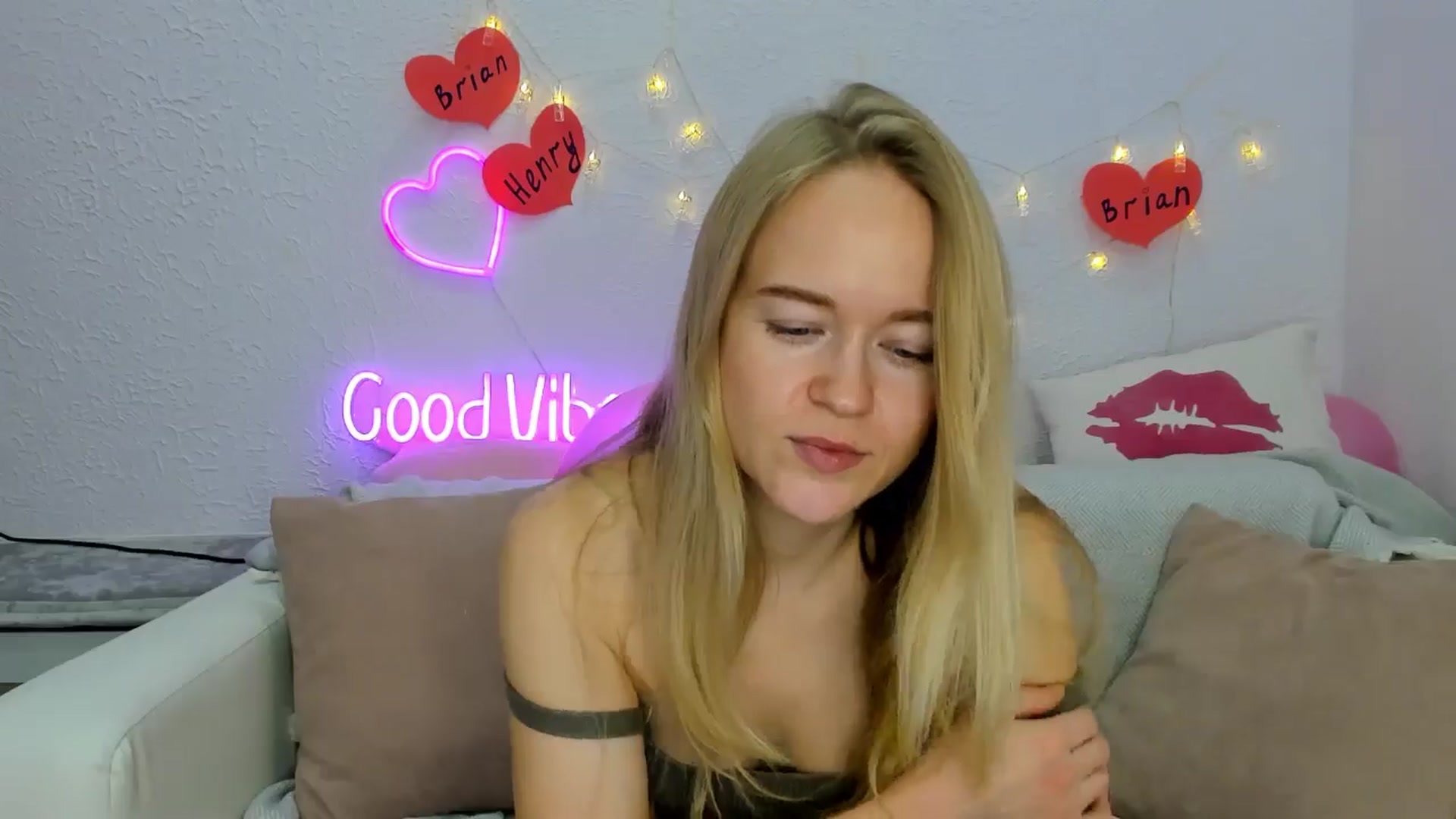 Gallery image thumbnail from Angel_Kristy's myfreecams stream on, 11/30/2024, 02:33 image 19 of 20