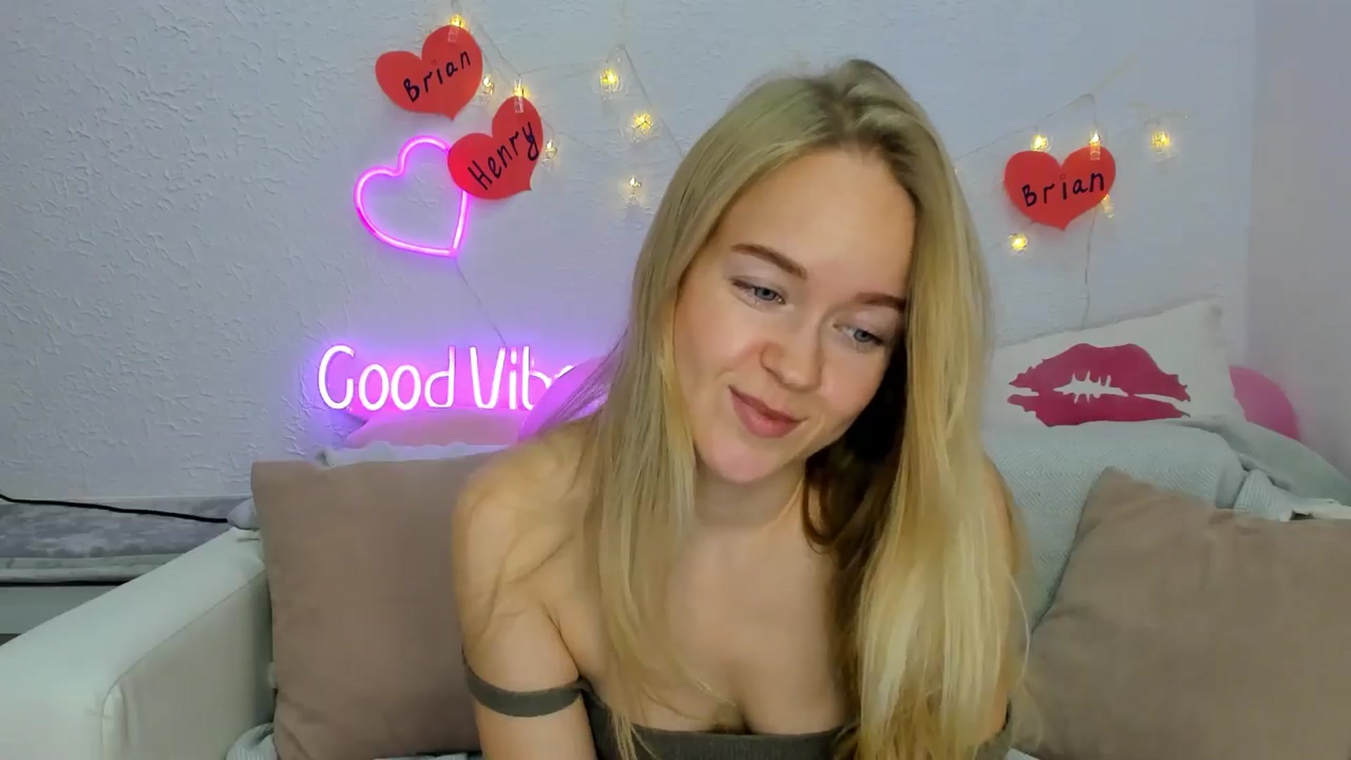 Gallery image thumbnail from Angel_Kristy's myfreecams stream on, 11/30/2024, 02:33 image 18 of 20