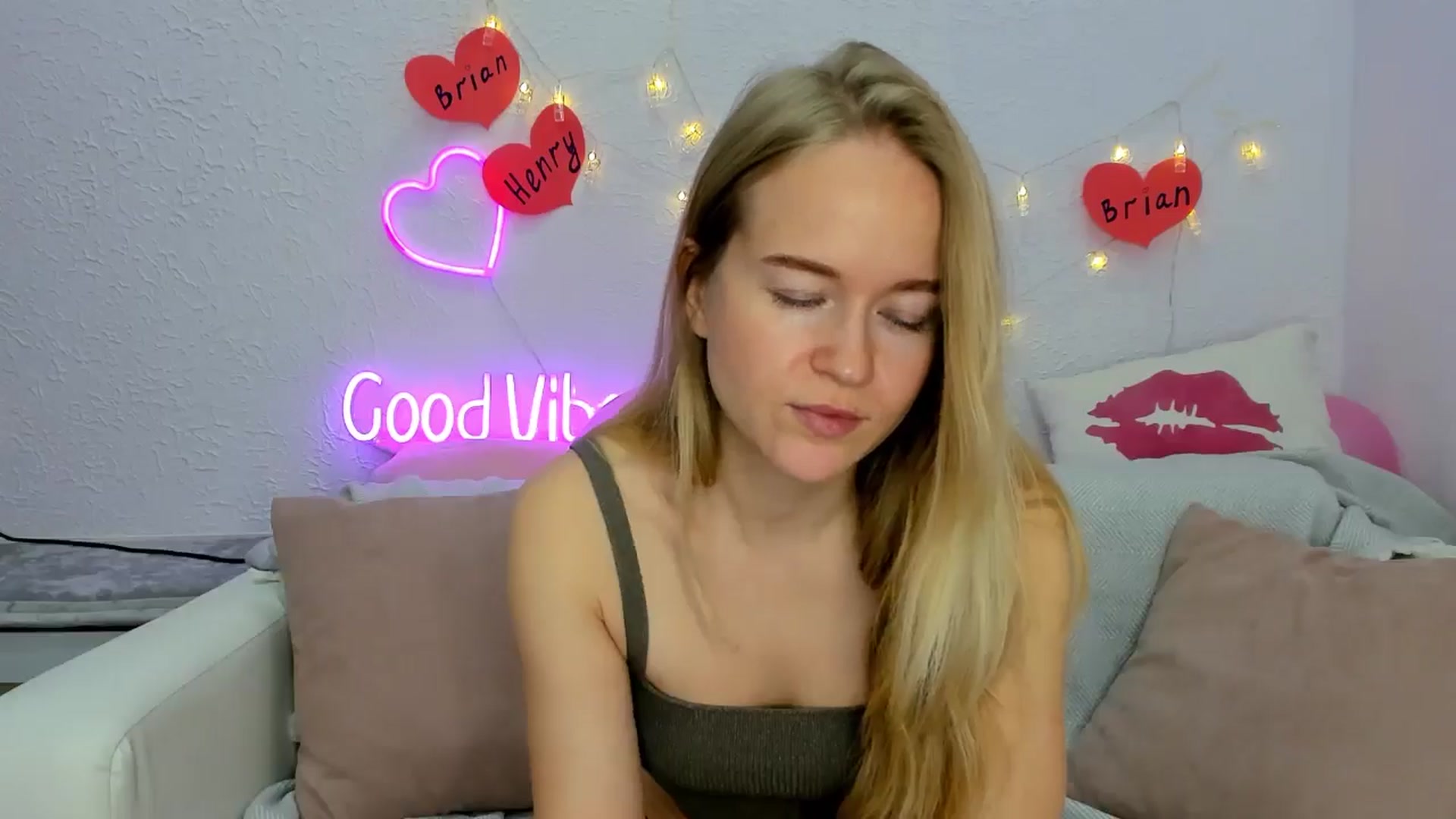 Gallery image thumbnail from Angel_Kristy's myfreecams stream on, 11/30/2024, 02:33 image 16 of 20