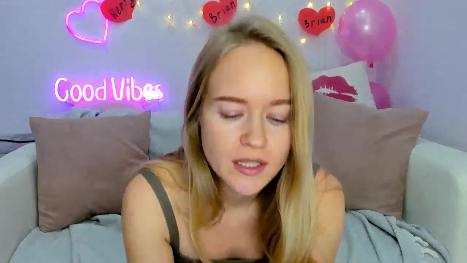 Gallery image thumbnail from Angel_Kristy's myfreecams stream on, 11/30/2024, 06:42 image 15 of 20