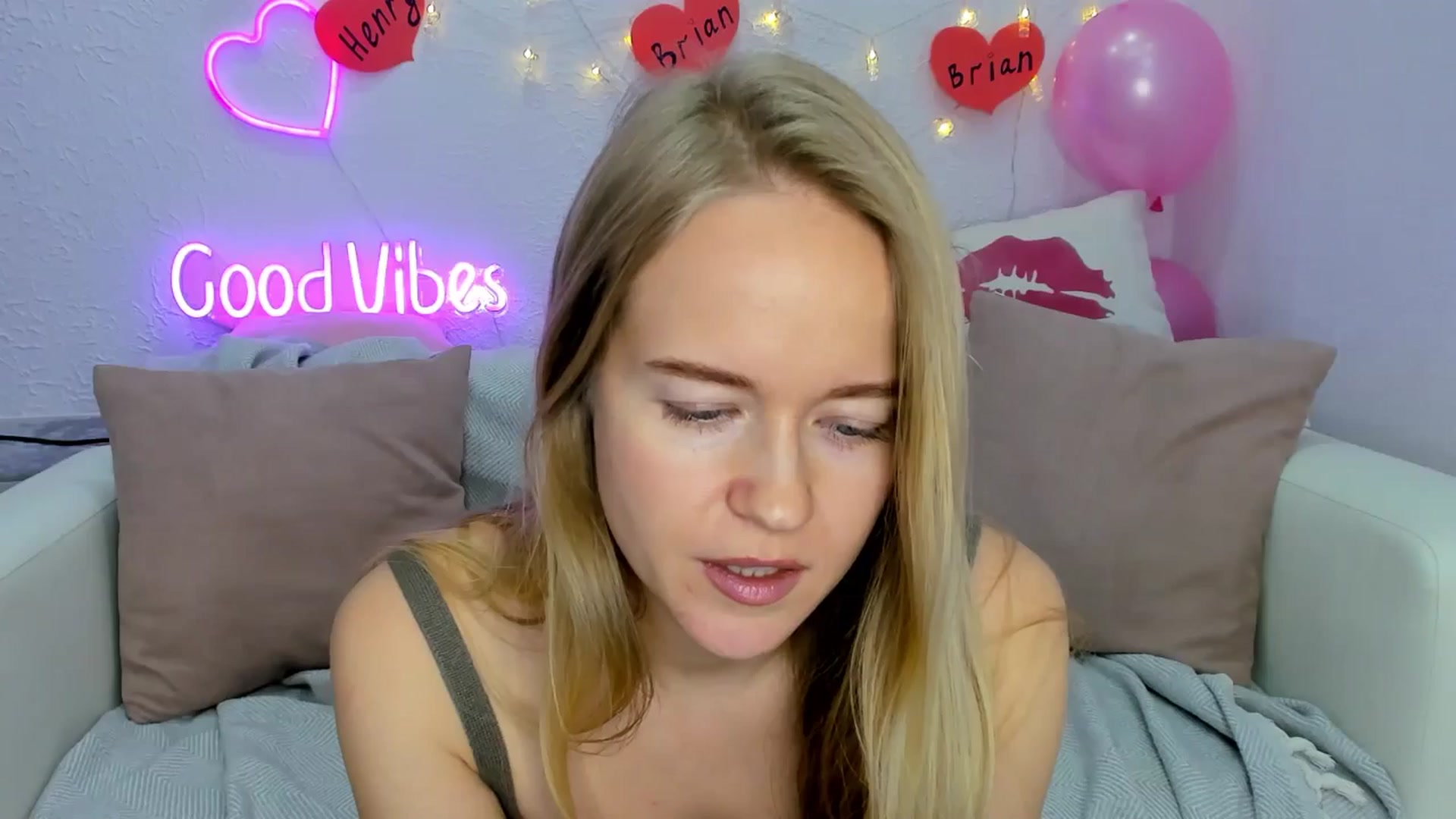 Gallery image thumbnail from Angel_Kristy's myfreecams stream on, 11/30/2024, 06:42 image 16 of 20
