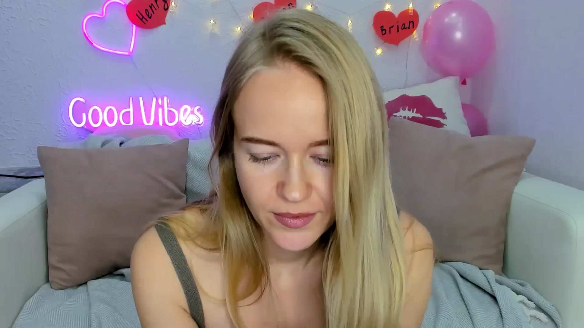 Gallery image thumbnail from Angel_Kristy's myfreecams stream on, 11/30/2024, 06:42 image 17 of 20