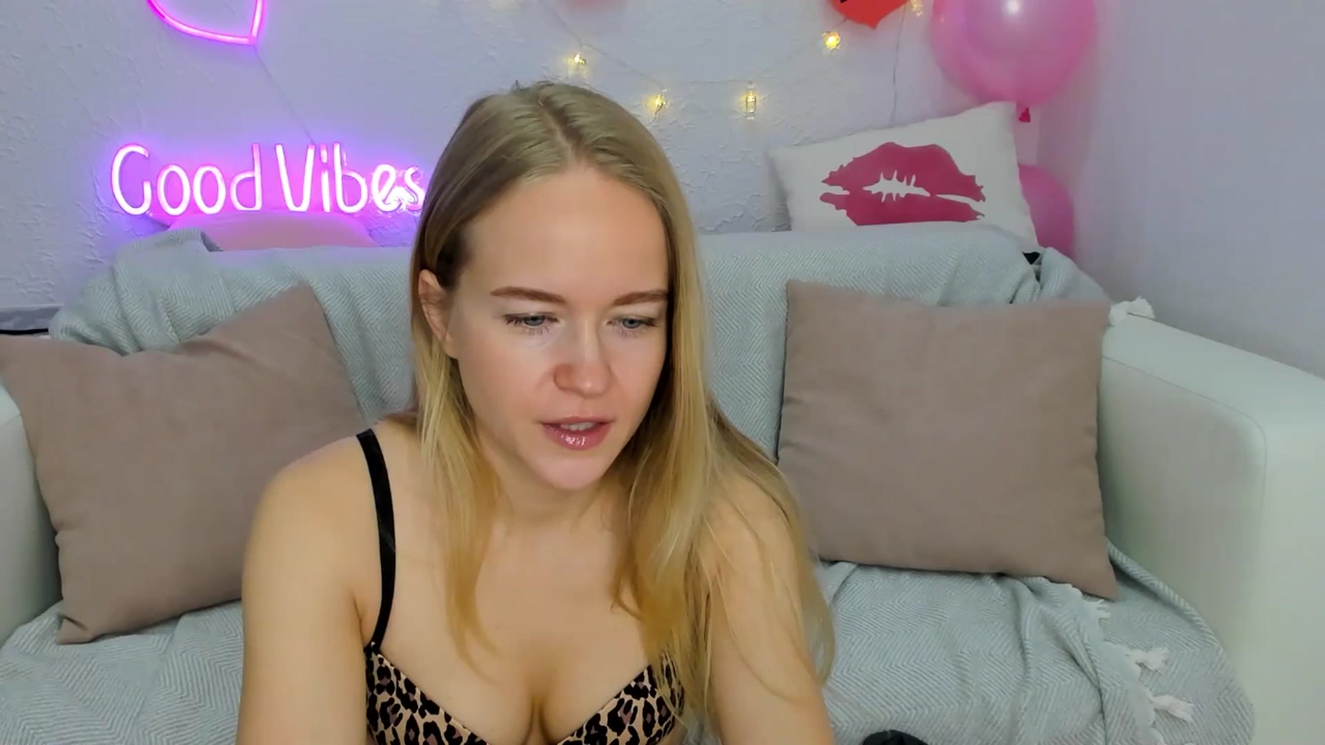 Gallery image thumbnail from Angel_Kristy's myfreecams stream on, 12/01/2024, 01:56 image 15 of 20