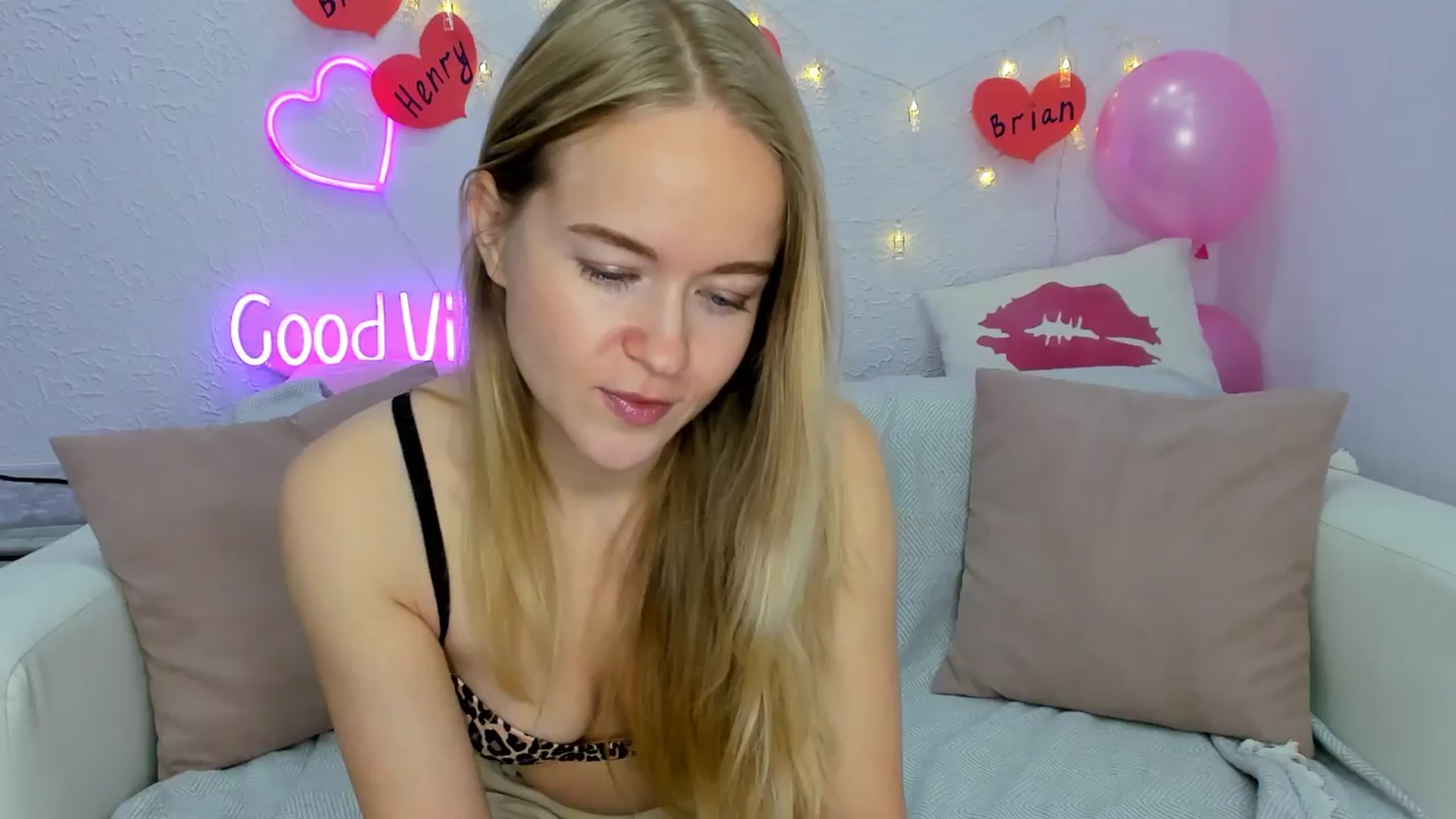 Gallery image thumbnail from Angel_Kristy's myfreecams stream on, 12/01/2024, 02:33 image 1 of 20