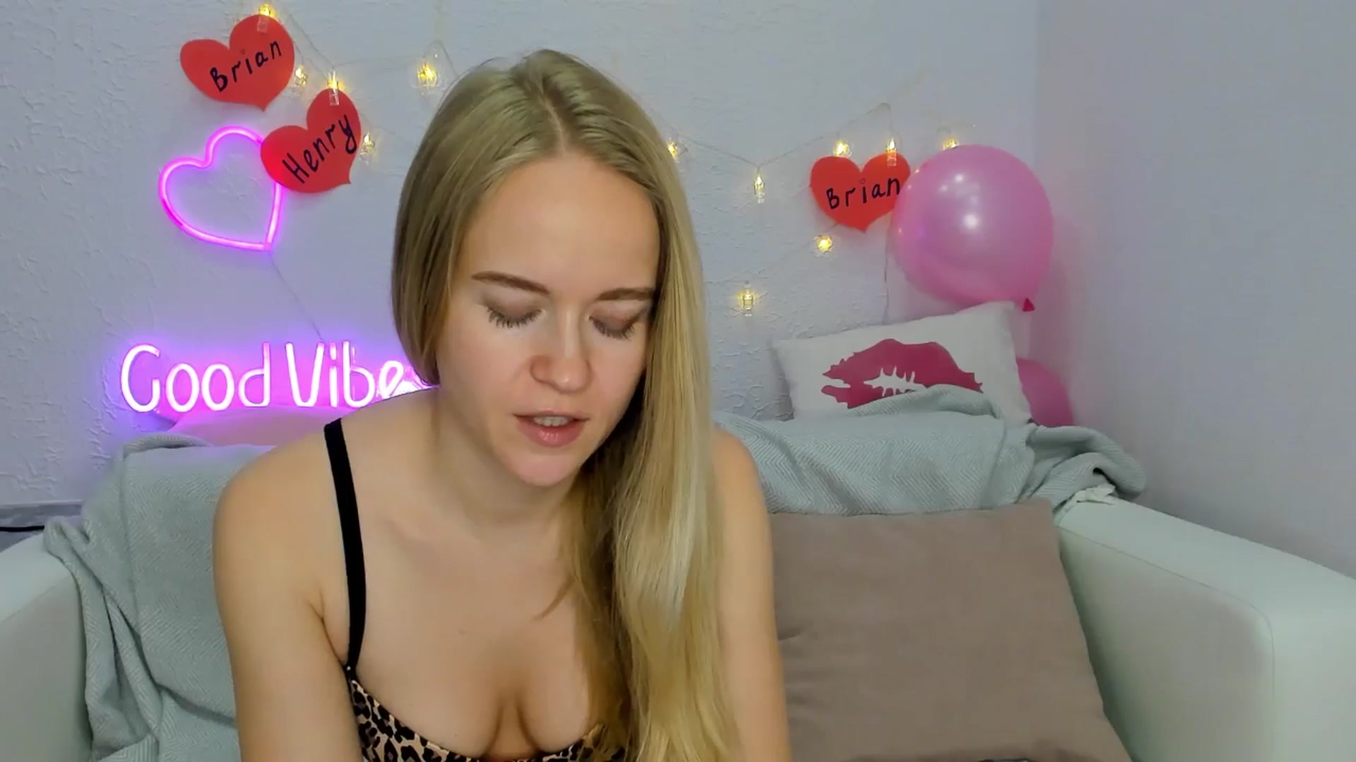 Gallery image thumbnail from Angel_Kristy's myfreecams stream on, 12/01/2024, 06:59 image 4 of 20