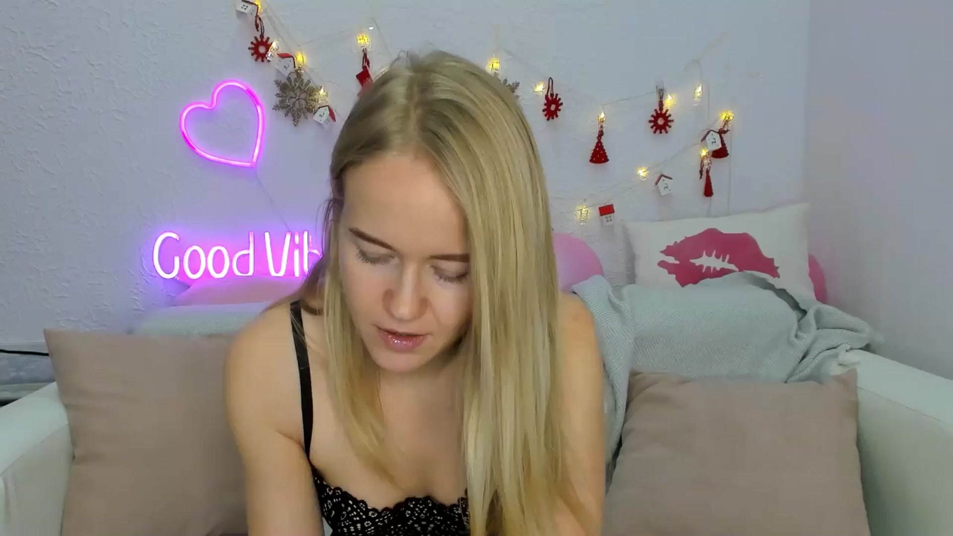 Gallery image thumbnail from Angel_Kristy's myfreecams stream on, 12/04/2024, 04:08 image 15 of 20