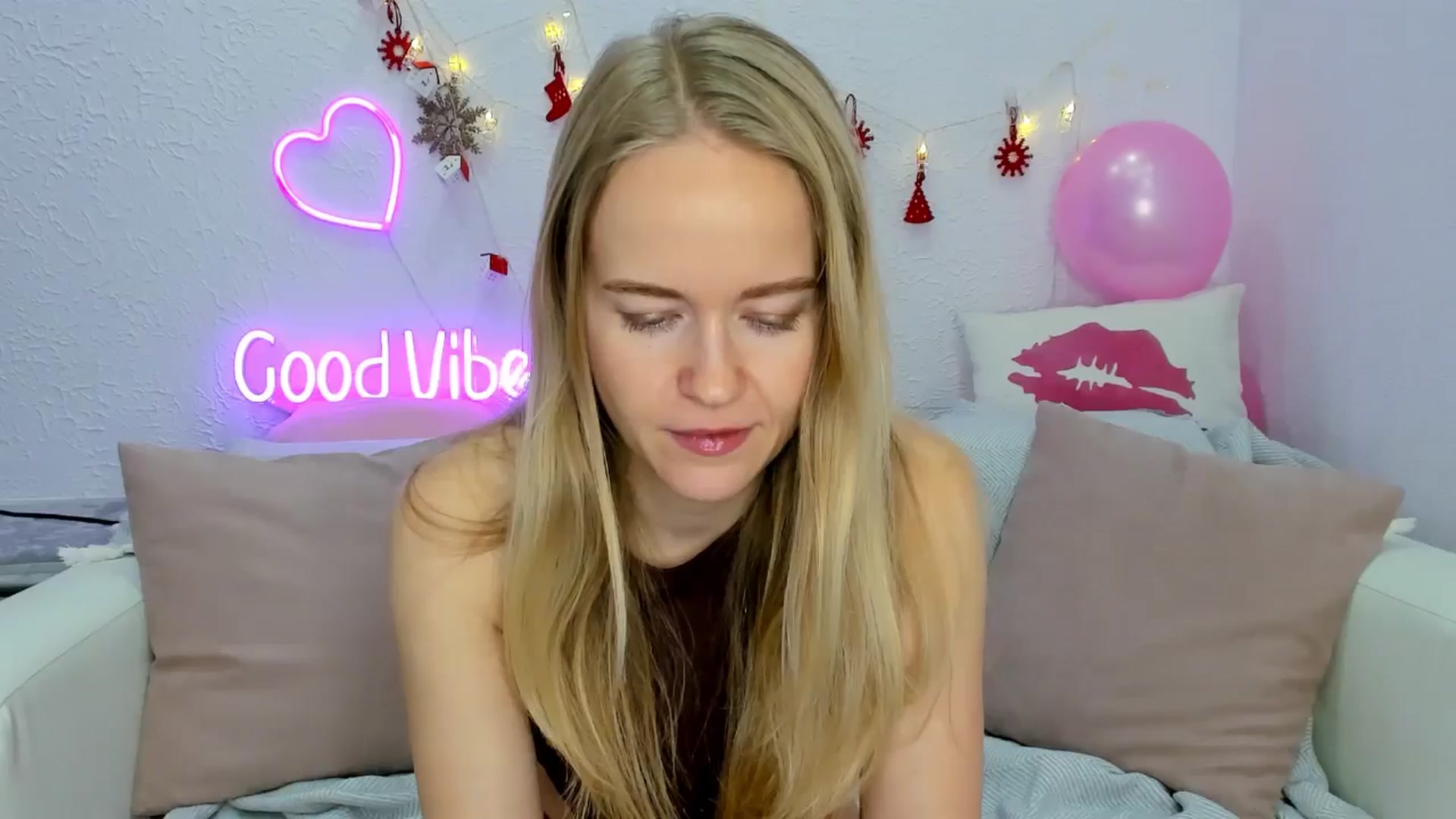 Gallery image thumbnail from Angel_Kristy's myfreecams stream on, 12/05/2024, 01:59 image 1 of 20